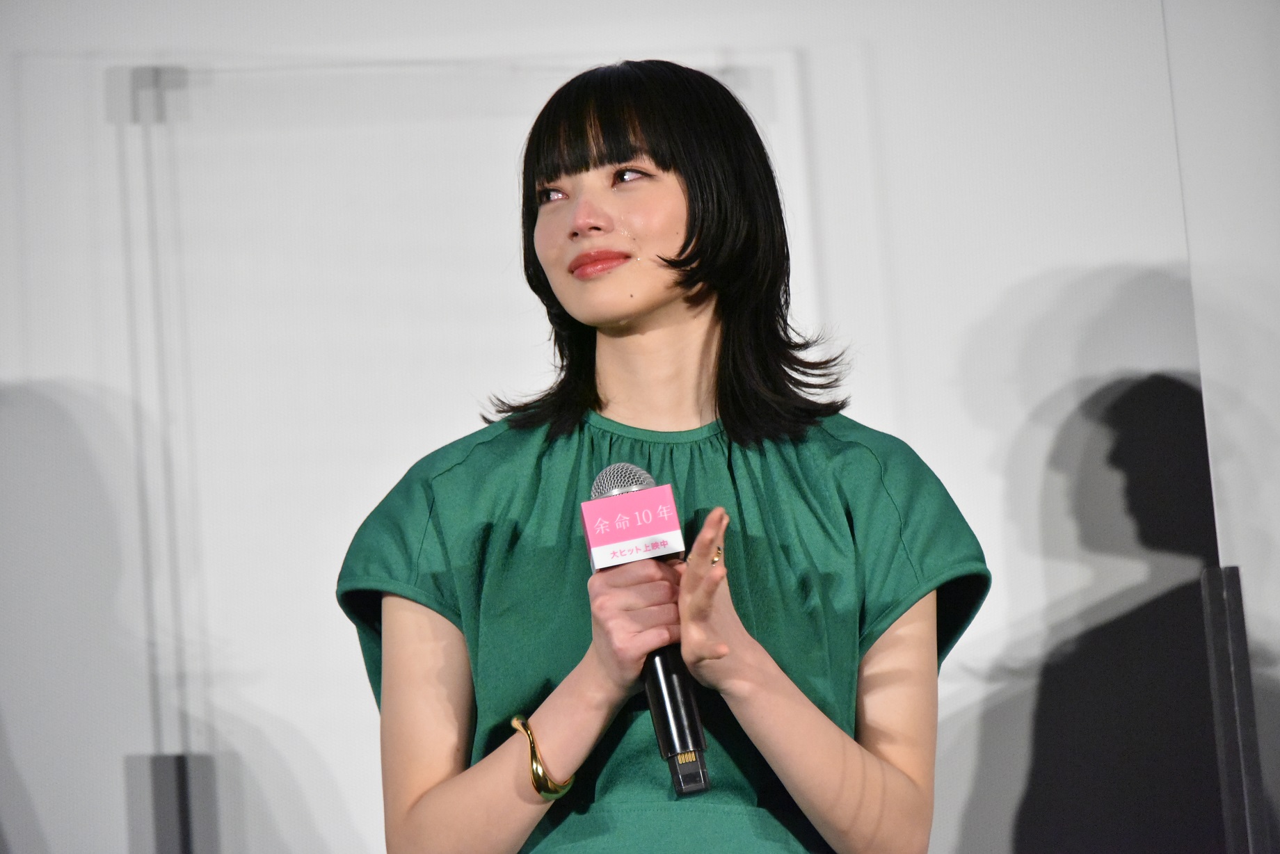 小松菜奈、主演映画「余命１０年」舞台挨拶で号泣 原作者遺族からサプライズの手紙に「家宝にします」 - サンスポ