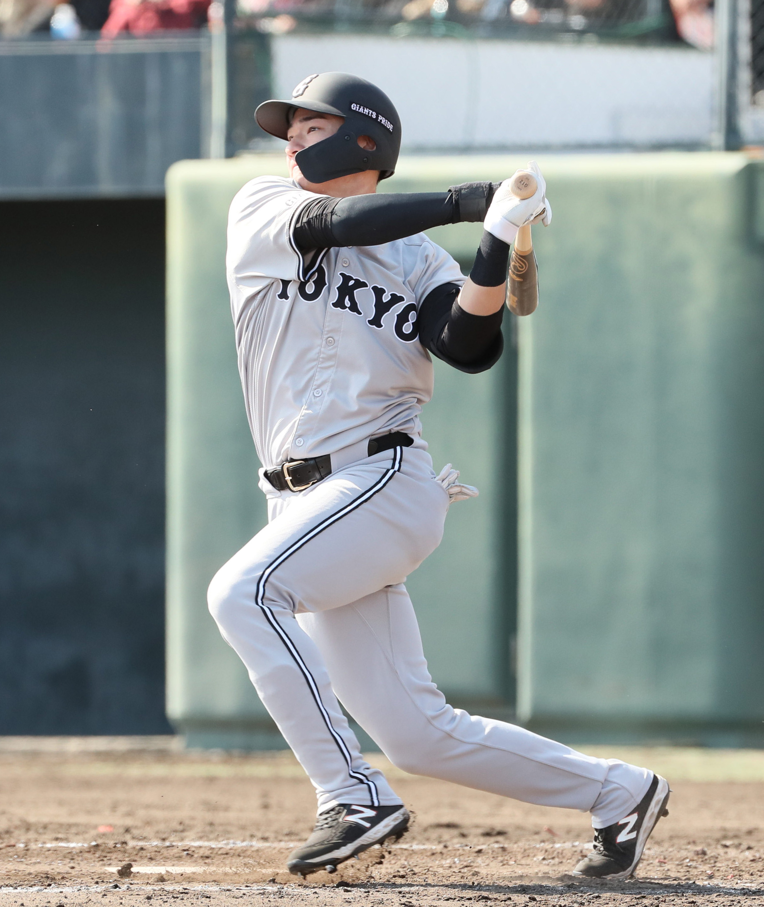巨人・萩尾匡也が逆転2ラン 試合前には鹿児島キャンプ中の慶大の後輩