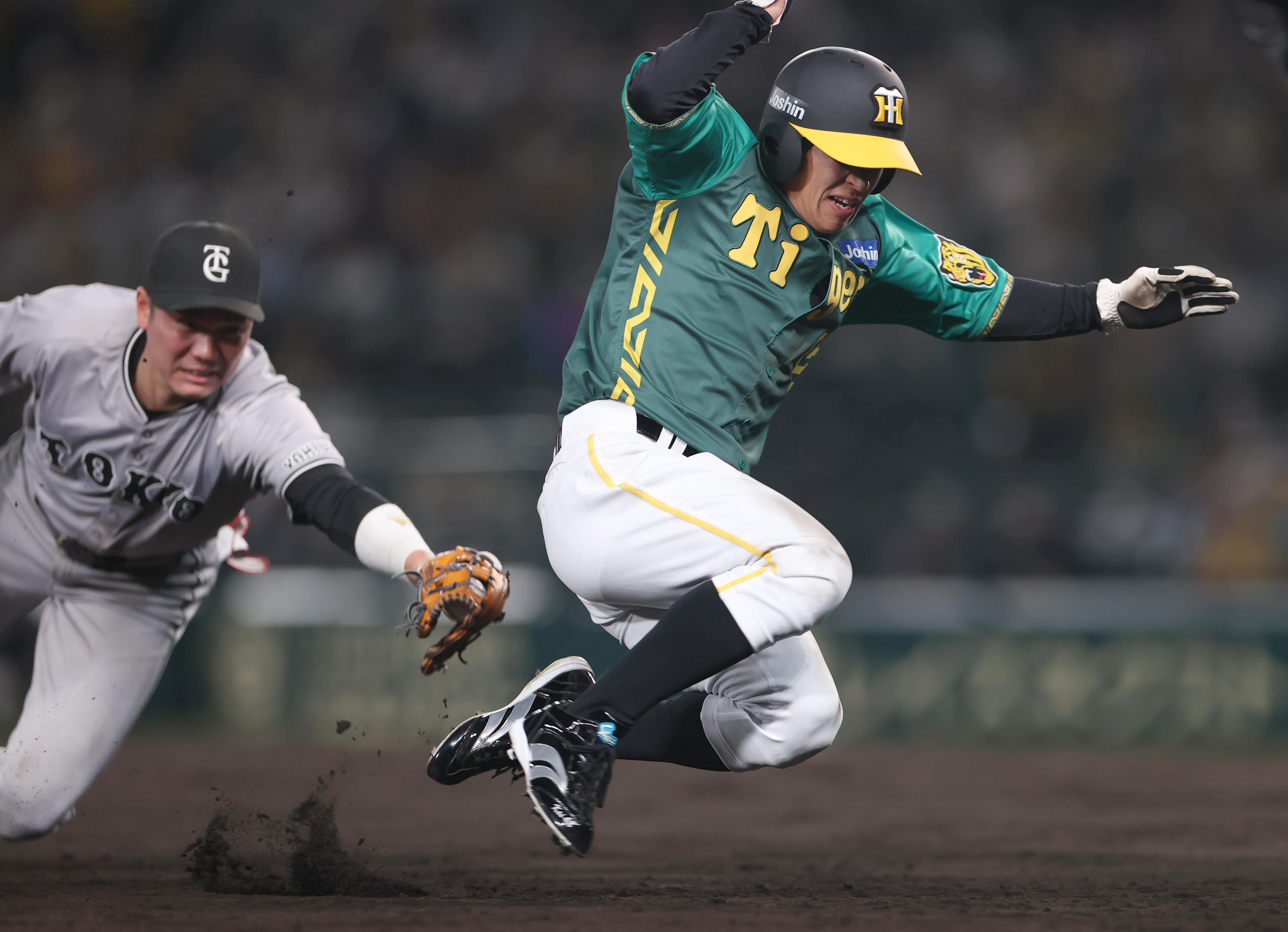 【温故知新】阪神タイガース　1985年　優勝記念盾　サンスポ 85阪神タイガース優勝記念保存版130試合全記録 | サンケイ