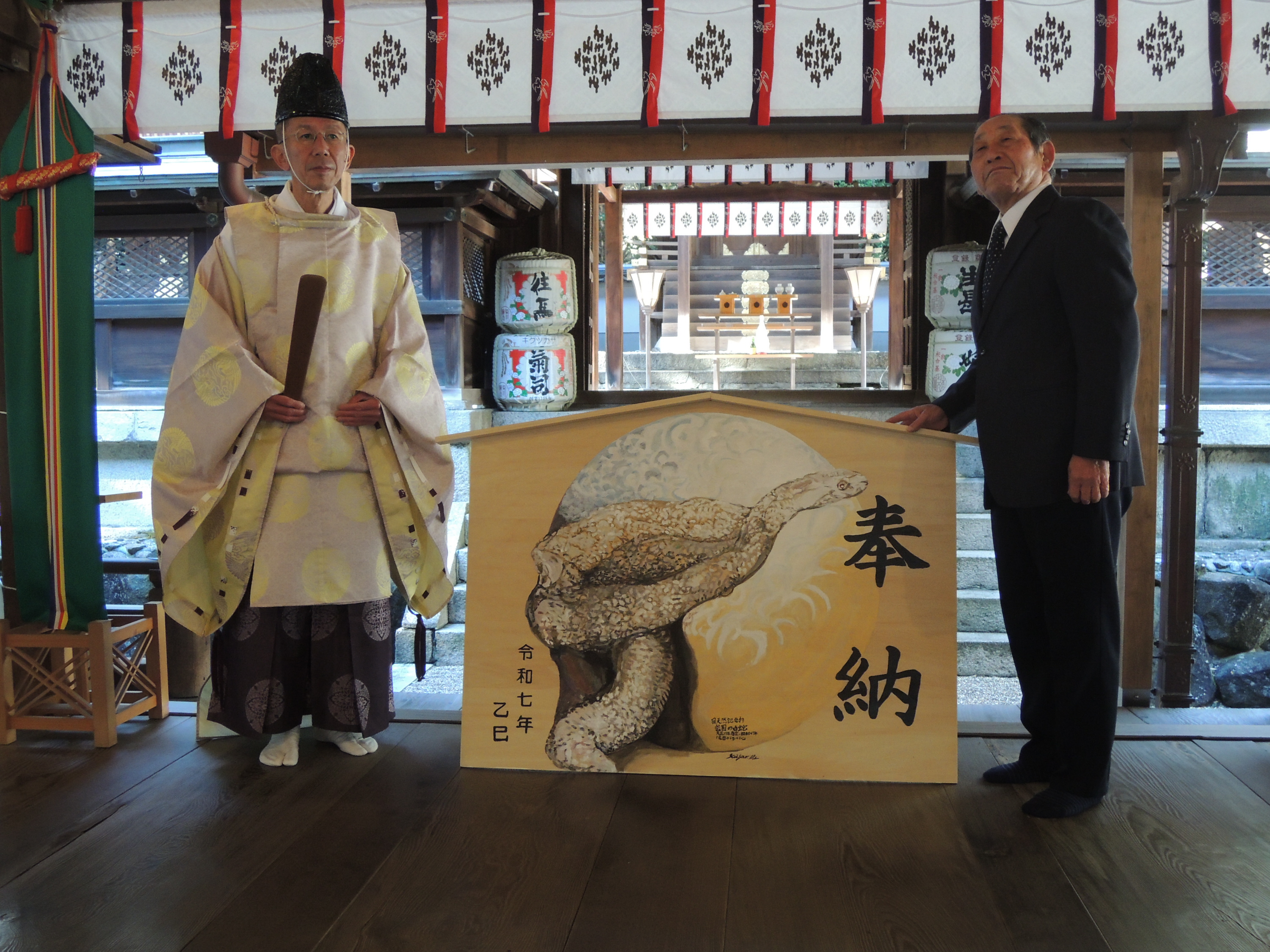 幸運呼ぶ白蛇の姿 奈良・往馬大社で干支絵画展 「穏やかな1年になって