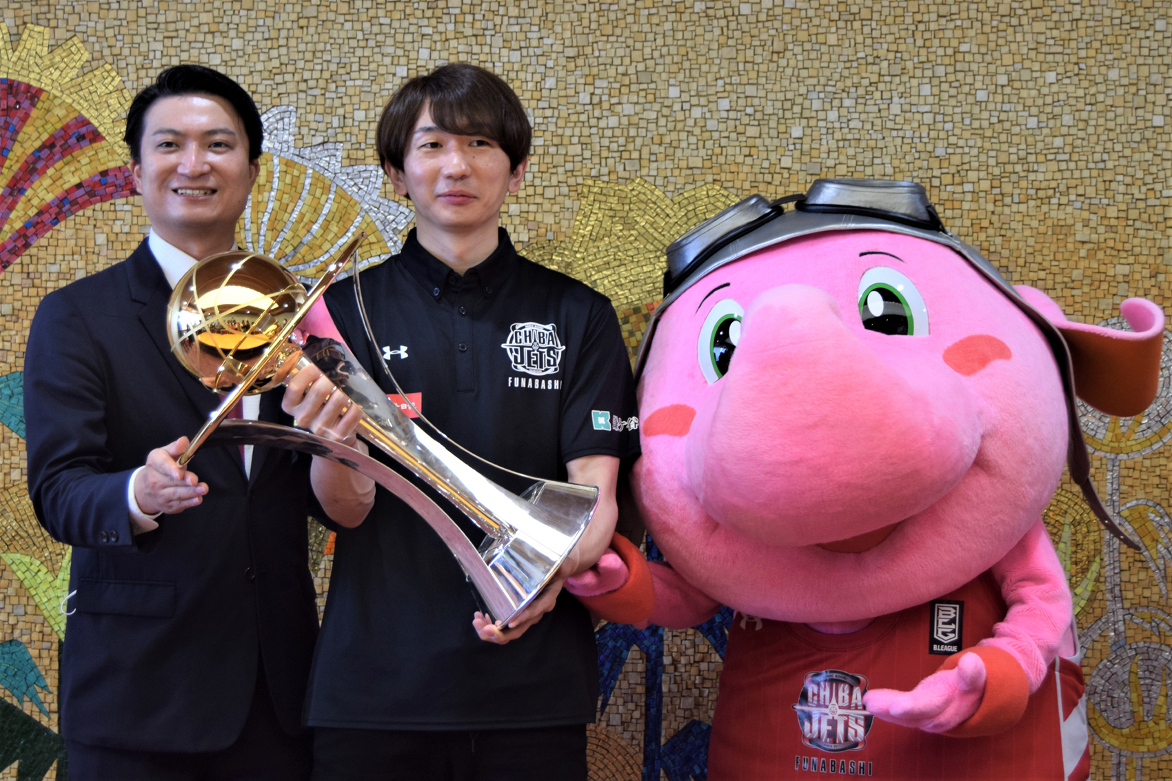 千葉ジェッツ 船橋市役所にｖ報告 西村選手ら 産経ニュース