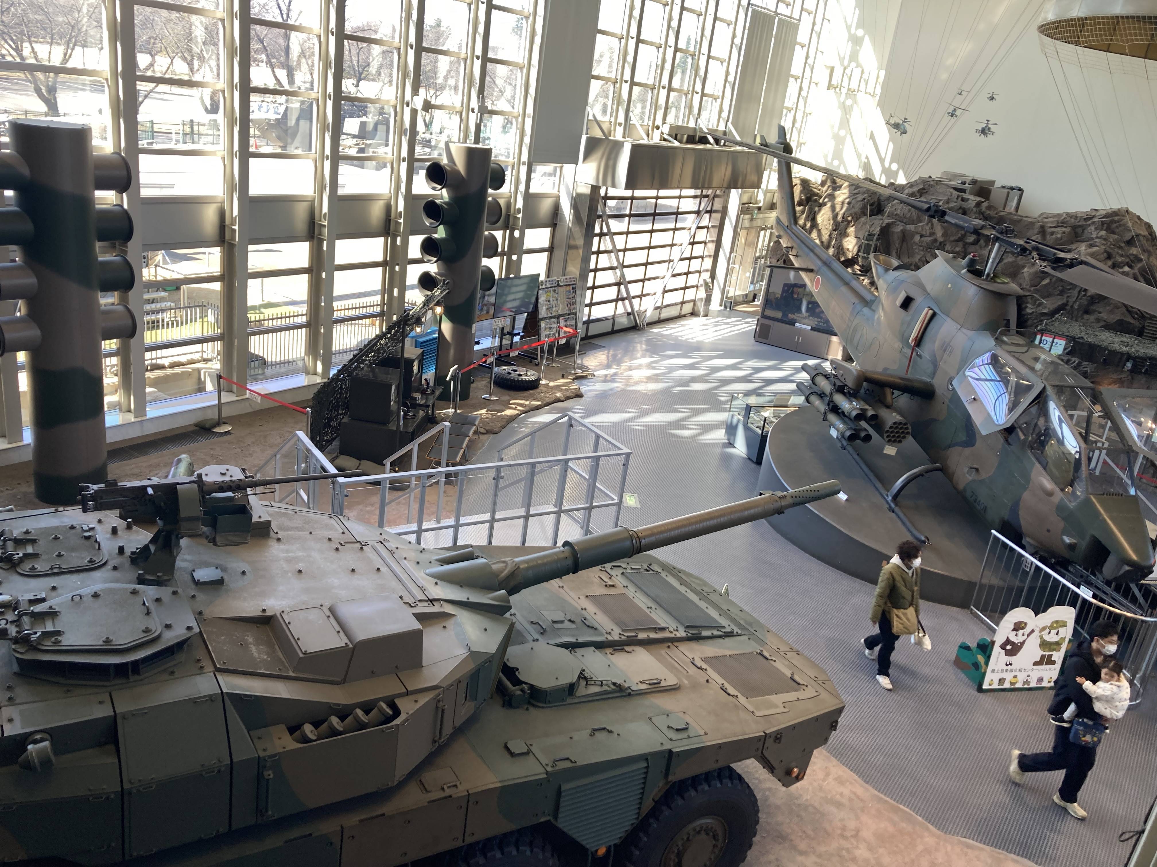 無料で陸自装備品に ヘリコプターは実際に搭乗も 陸上自衛隊広報