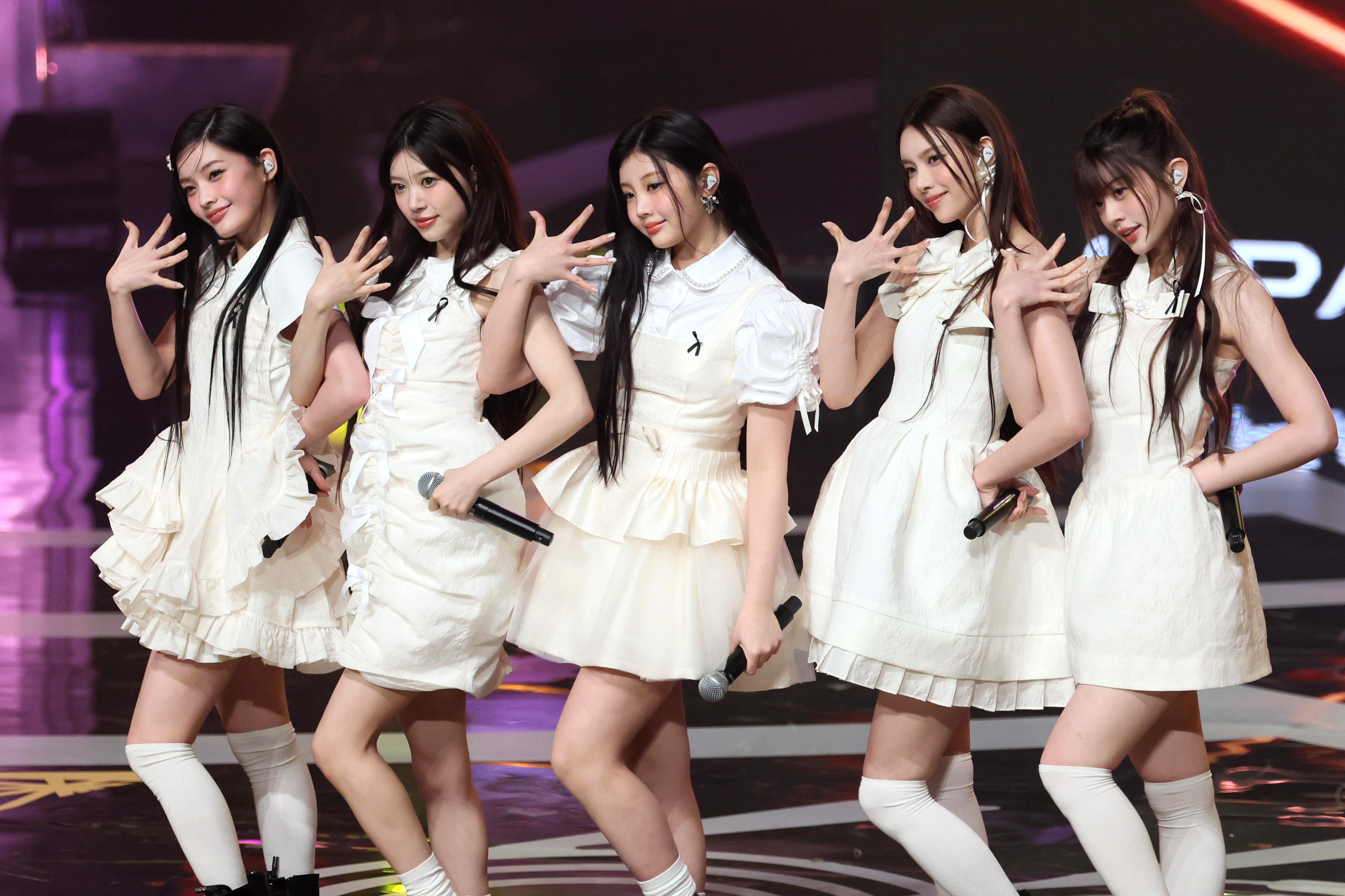 ILLIT、「レコ大」喪章を着けてパフォーマンス 韓国航空機事故受けて