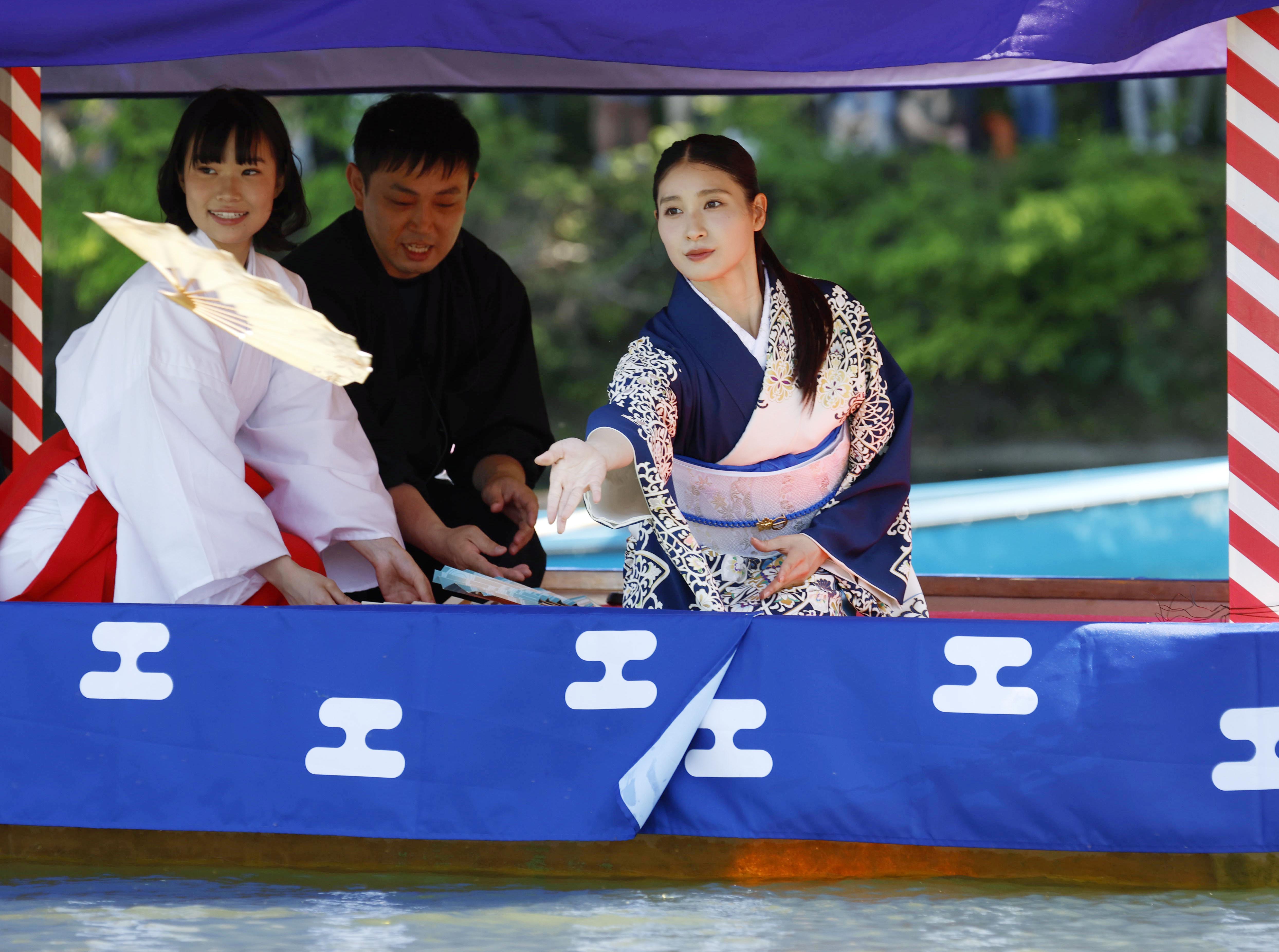 雅な世界を経験して幸せ」土屋太鳳さんが扇流しで奉仕、車折神社の三船
