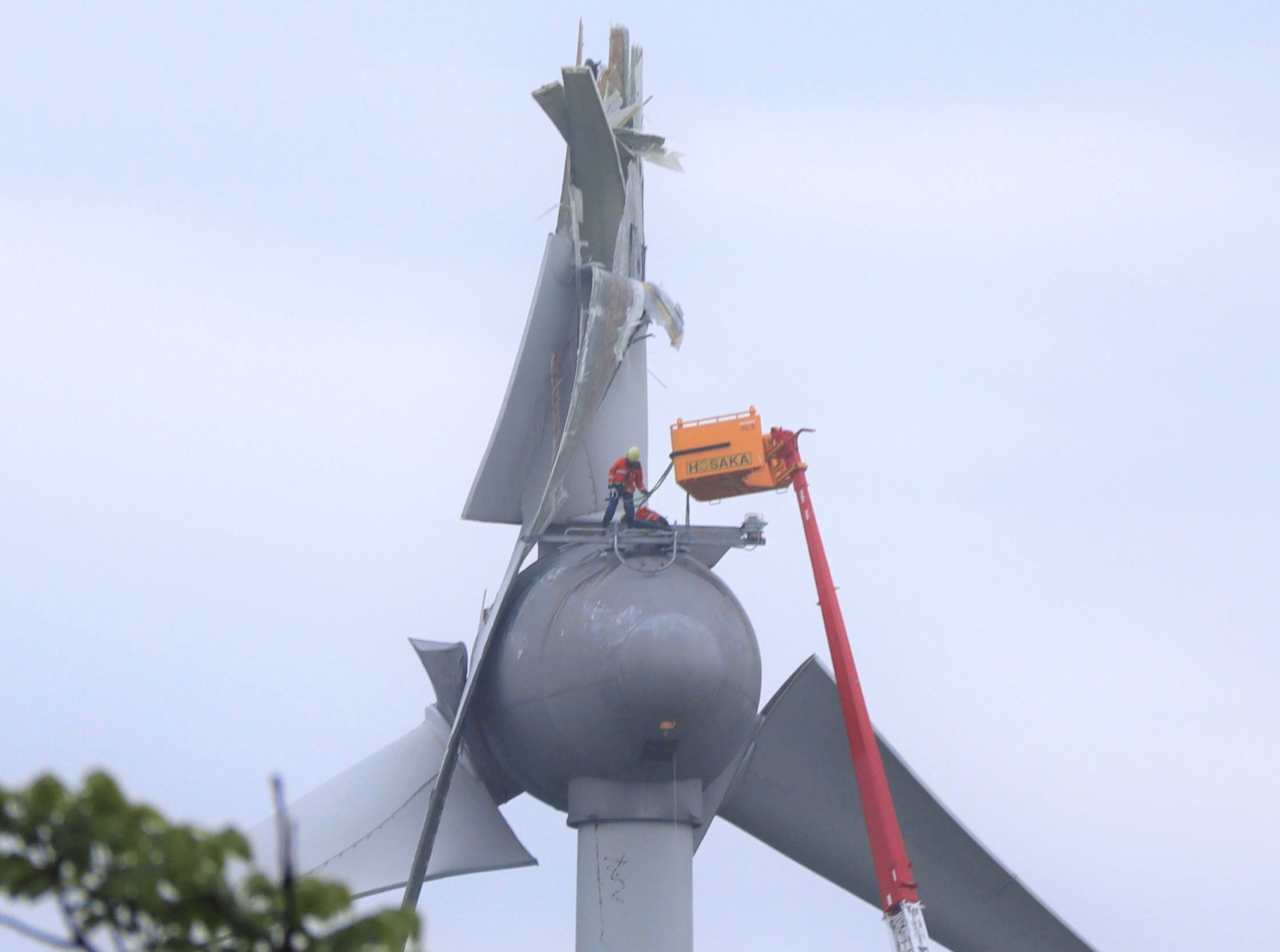 再エネなら何でもありか 秋田の風力発電死亡事故、折れた羽根は250