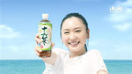 ガッキー アサヒ 十六茶 新ｃｍで１６人のキッズチアと交流 イザ