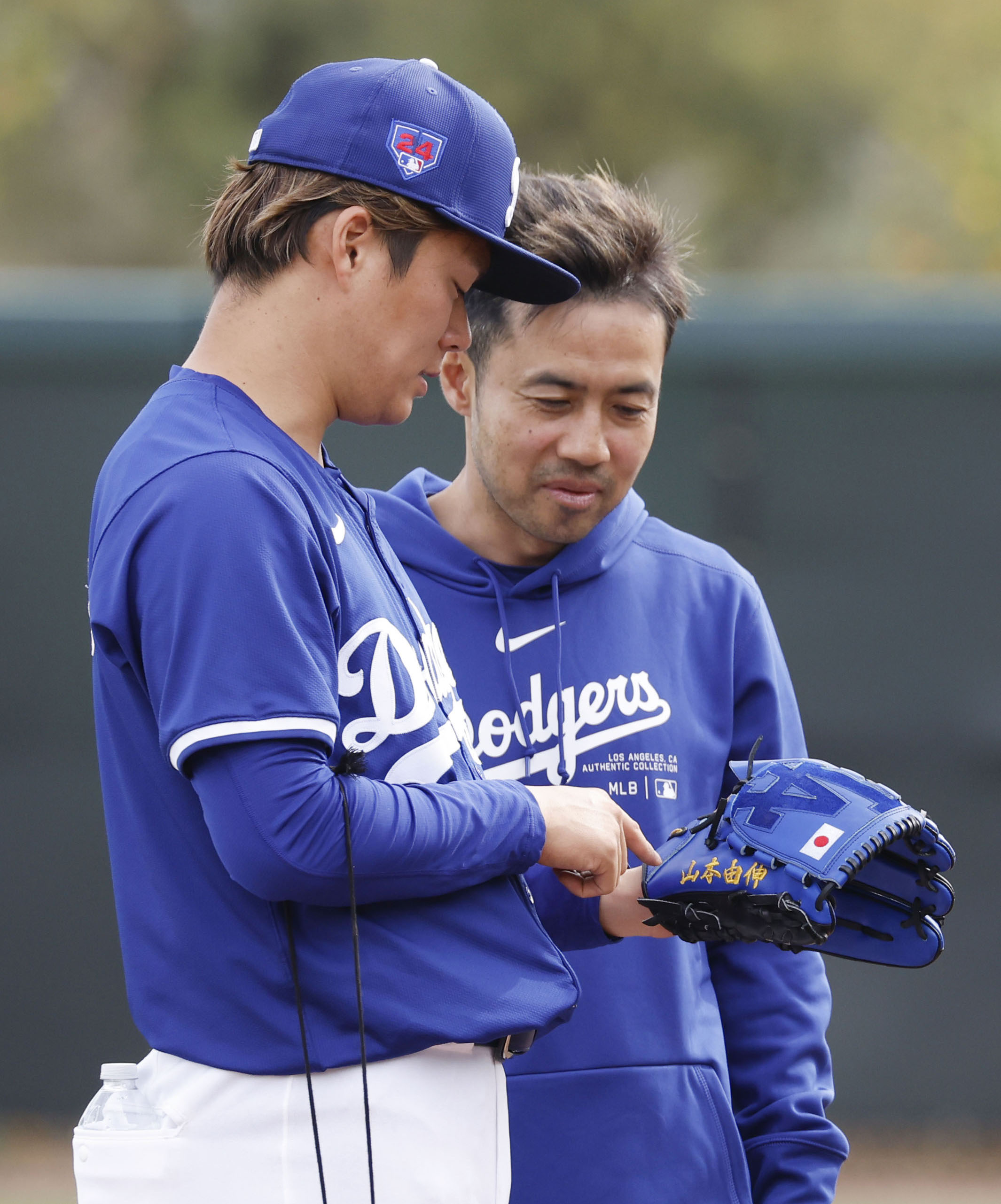 【誠実】 MLB】ドジャース・山本、新調グラブで練習 「LA」の文字に 応援グッズ
