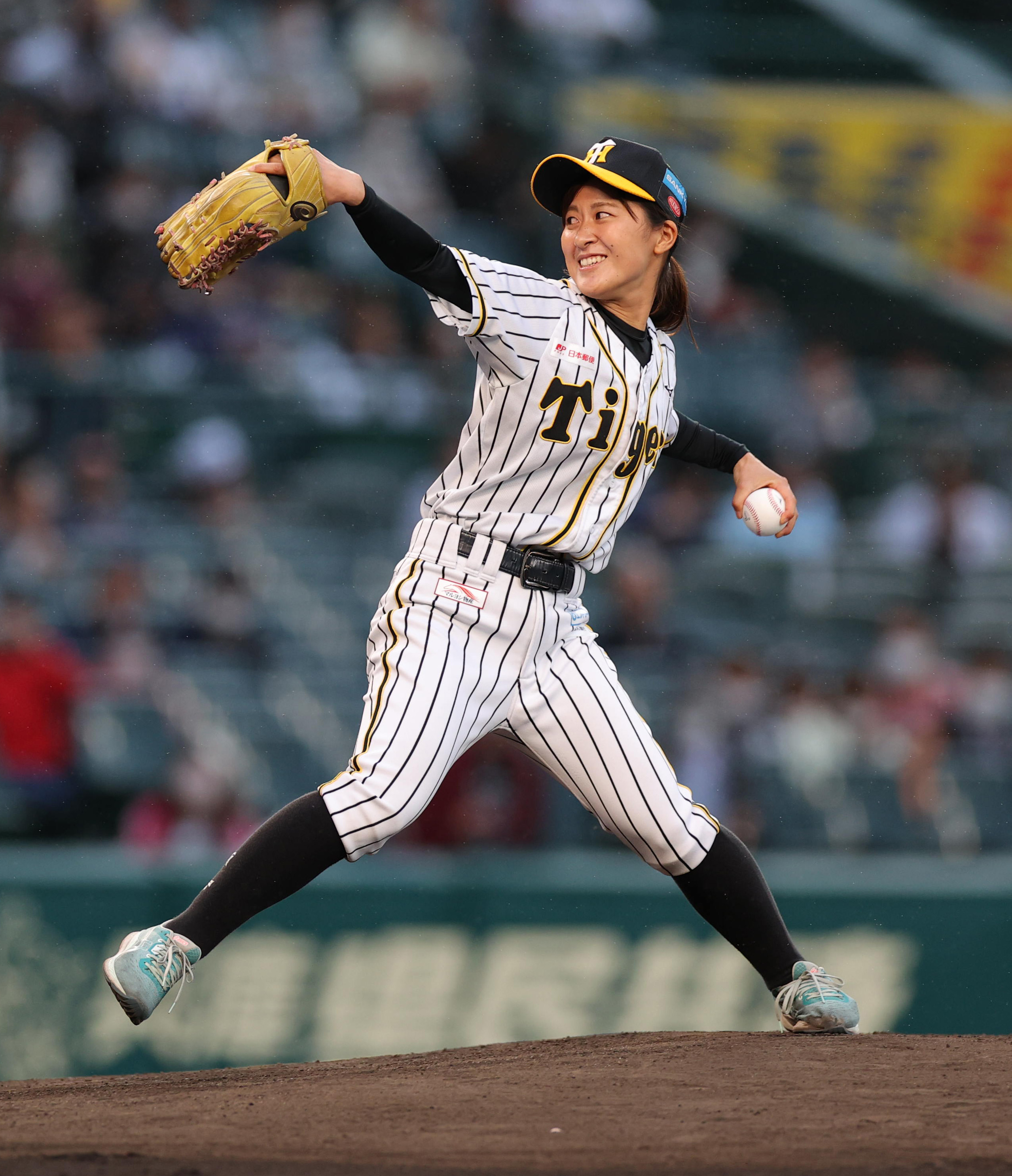 阪神タイガースｗｏｍｅｎの主将 三浦伊織が始球式 注目の投球は外角に大きく外れる イザ