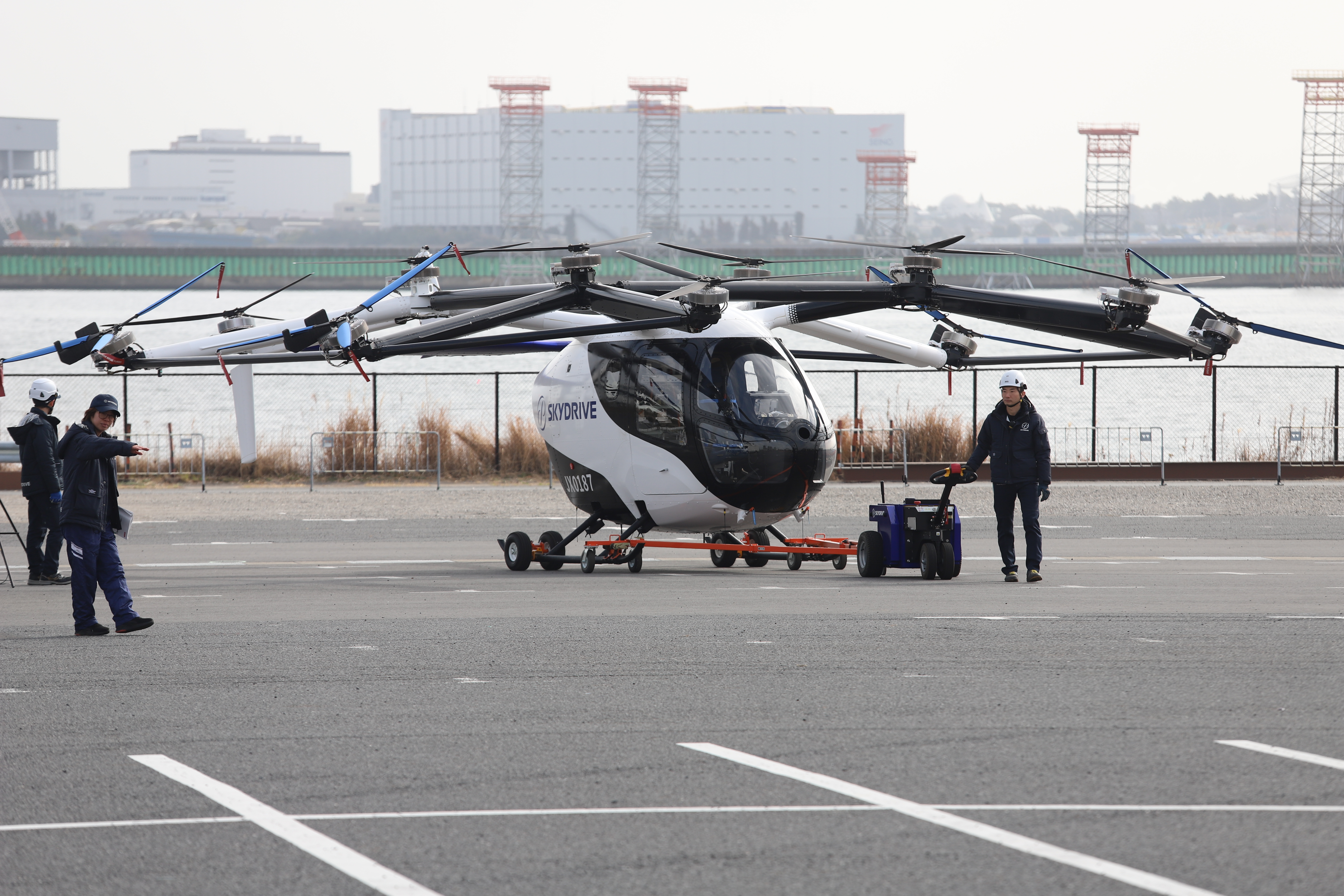 空飛ぶクルマ」3分半無人飛行、搭乗手続きも 都が実験開始「30年の社会 