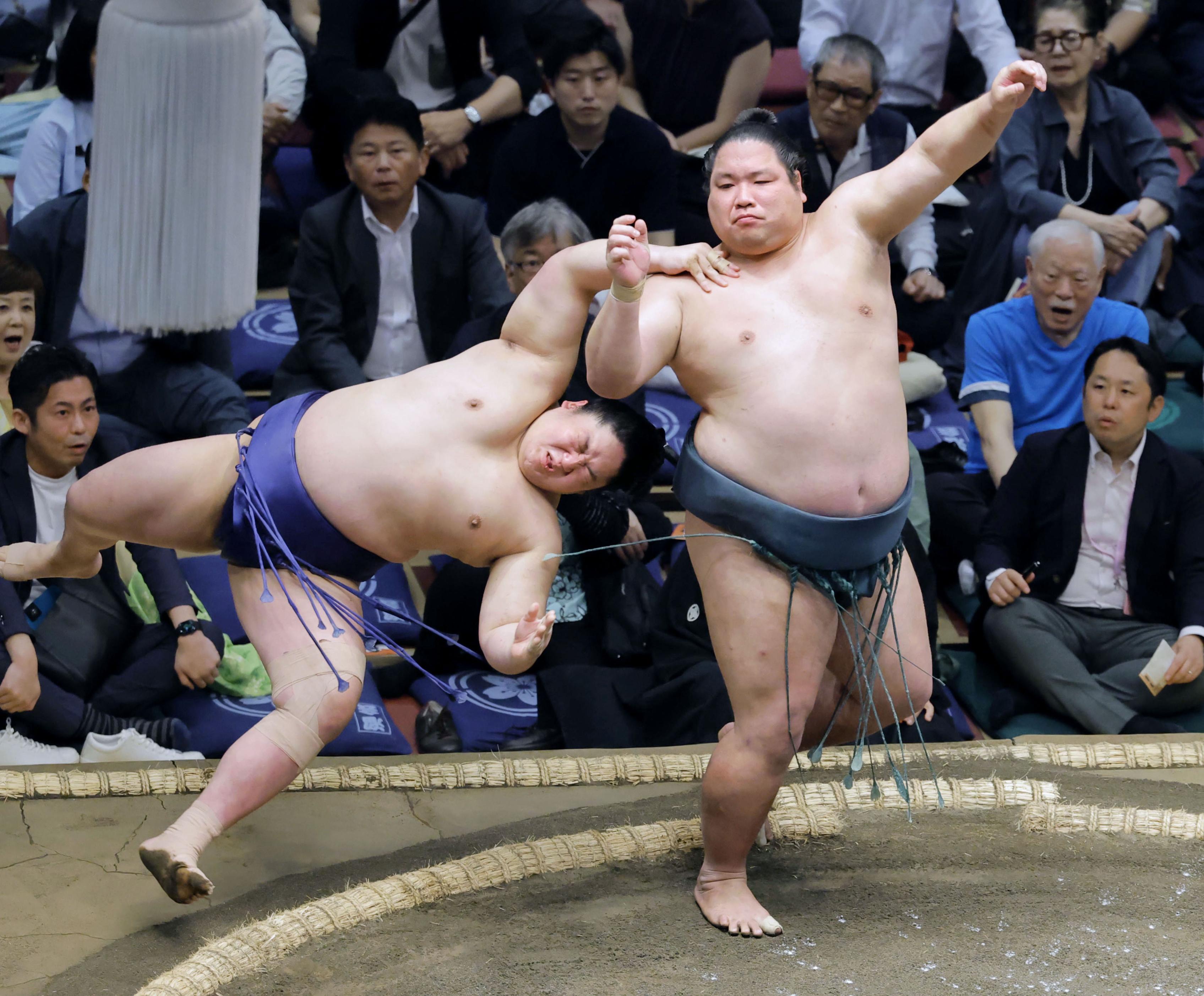 錦木、昨年夏場所に続き珍手の「網打ち」を決めて4連勝／夏場所 - サンスポ