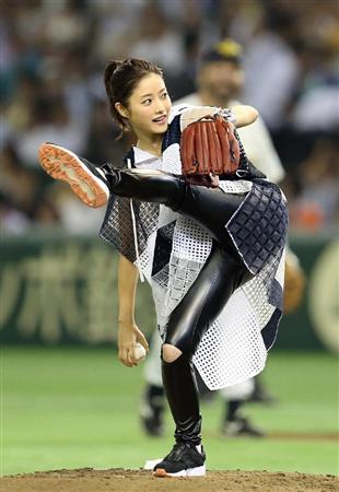 石原さとみ、マサカリ投法で始球式「きょうは右腕で」 - サンスポ