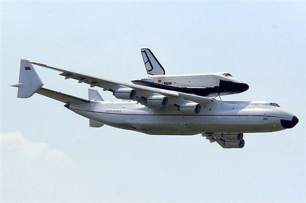 スペースシャトル付 アントノフムリーヤAN225 機番CCC−8206 世界最大にして唯一の輸送機「An－225」 スペースシャトルも運搬