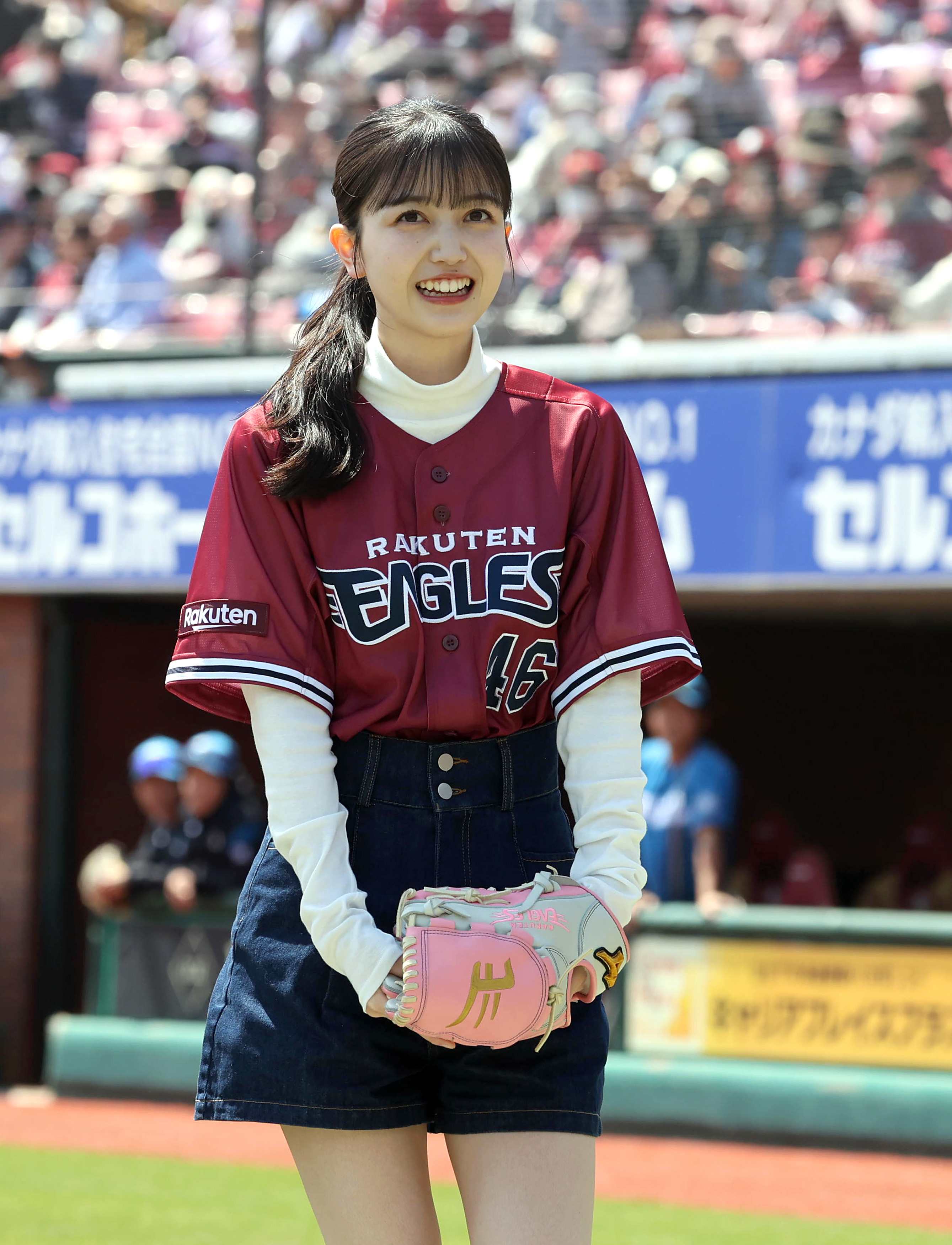 画像】乃木坂46・久保史緒里がセレモニアルピッチ ワンバン投球には