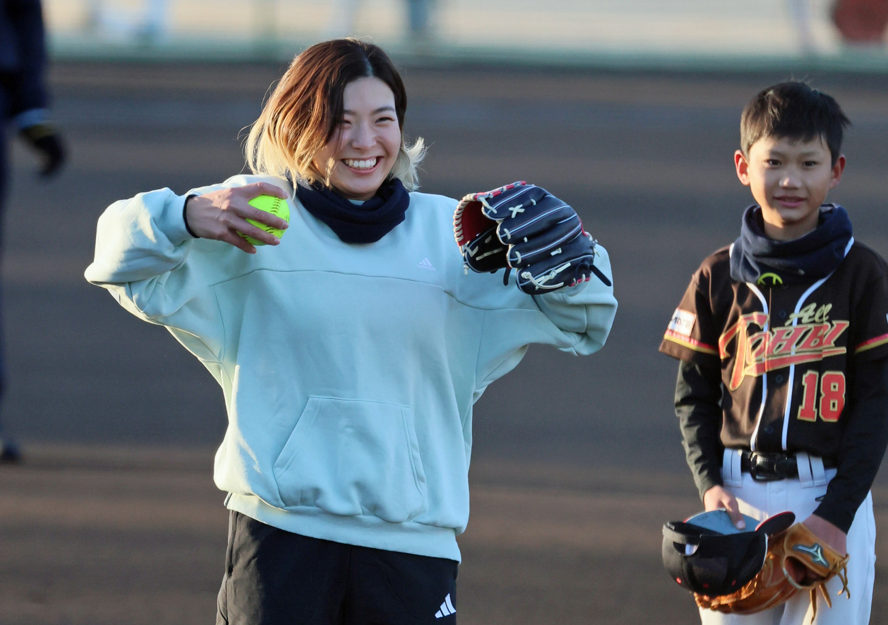 しぶこ、始球式で五輪金原田斬り ソフトボール渋野日向子