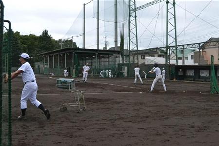 昭和55年頃上尾高校野球部グラウンドコート 高校野球注目公立校（中）】OB指導者3人体制で挑む32年ぶり