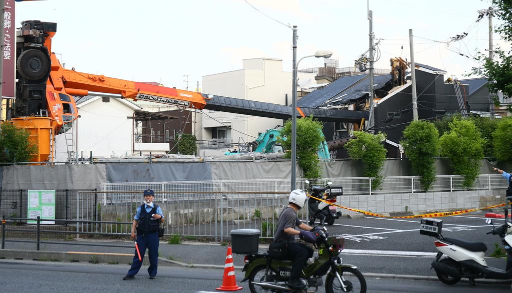 クレーン車が横転、民家に直撃 大阪・高槻 - 産経ニュース