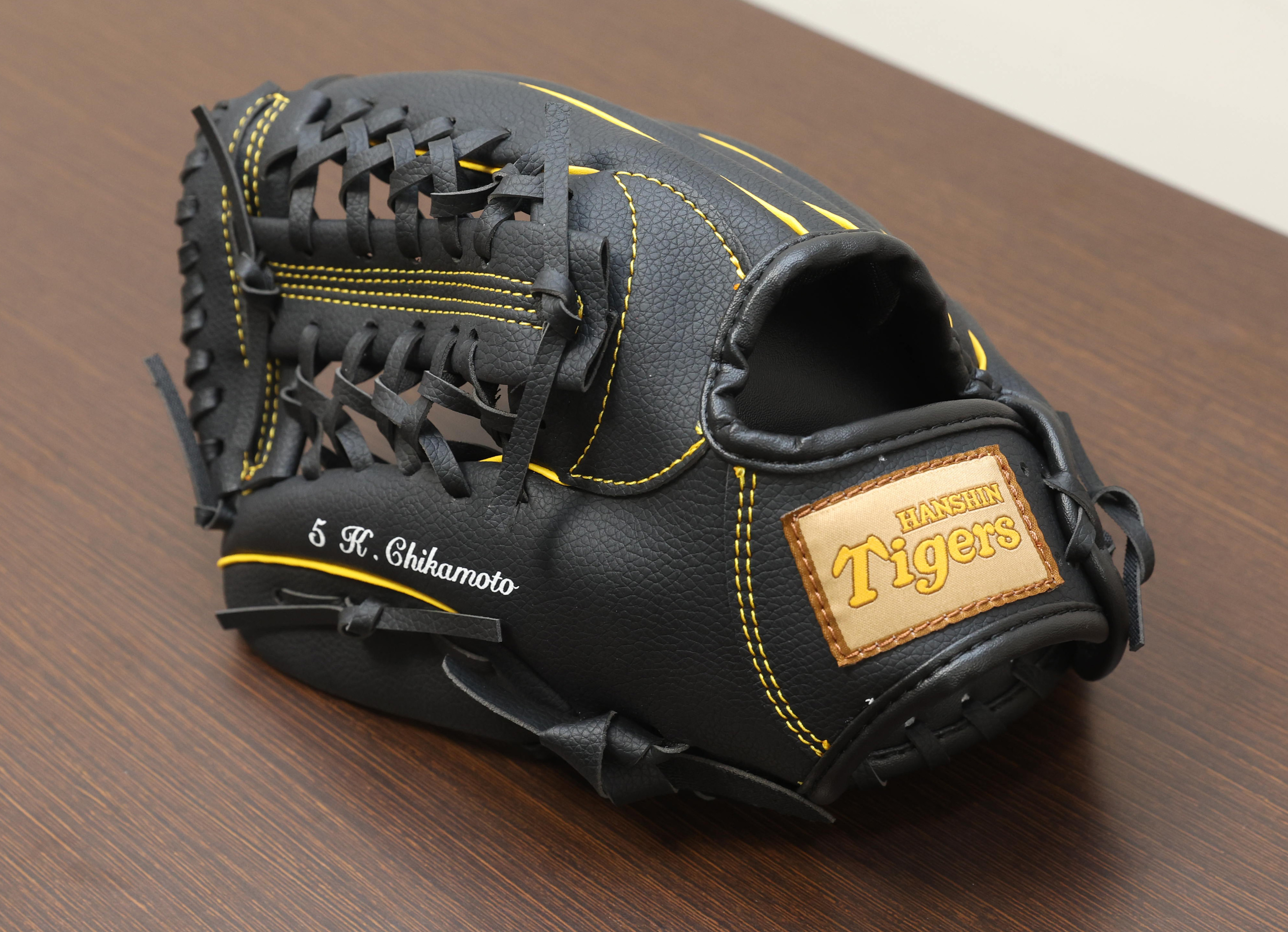 阪神・近本光司、自身監修グラブを子供たちにプレゼント「思い出になっ