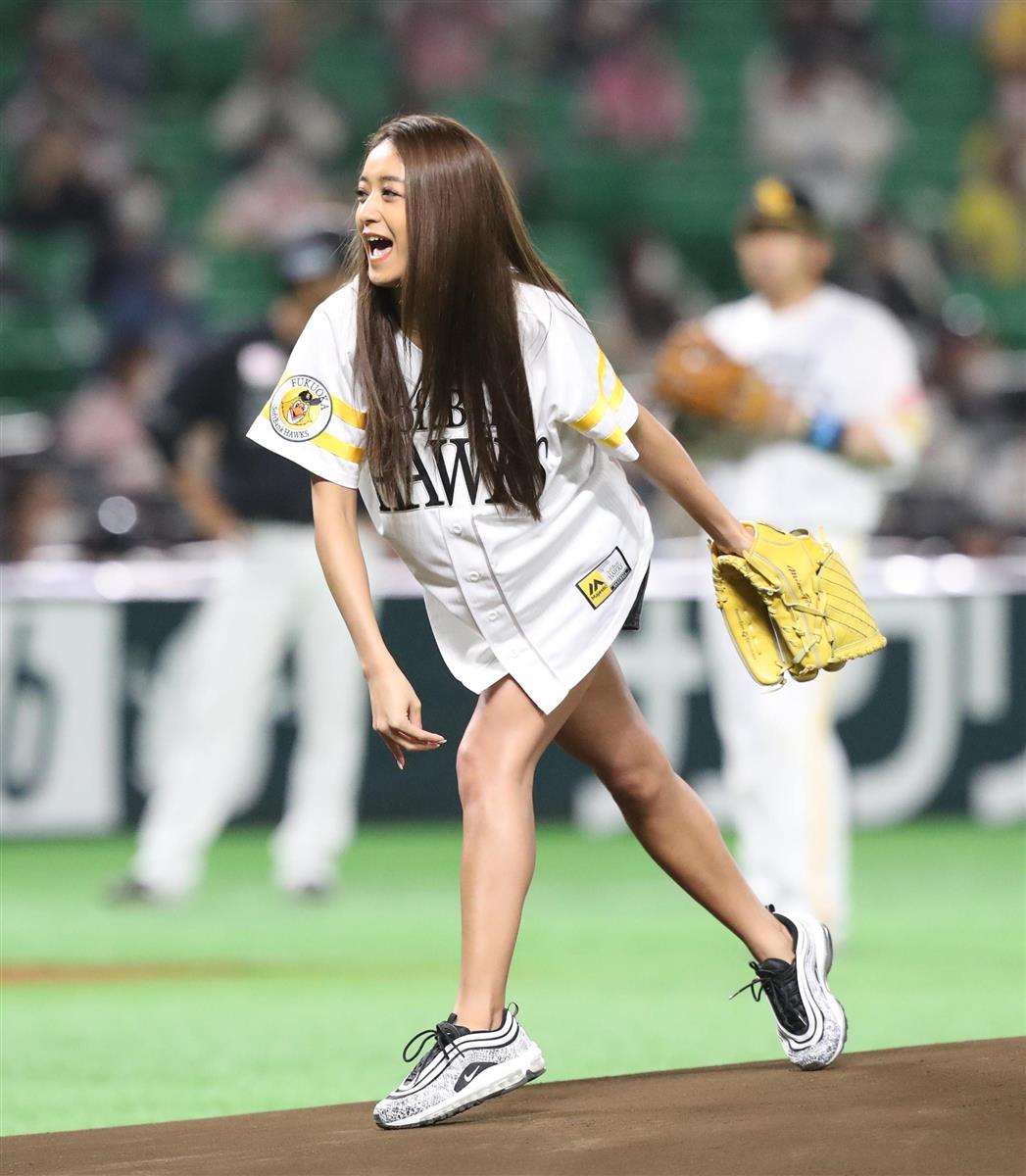 みちょぱ、ホットパンツ姿でワンバン始球式 背番号「348」 - サンスポ
