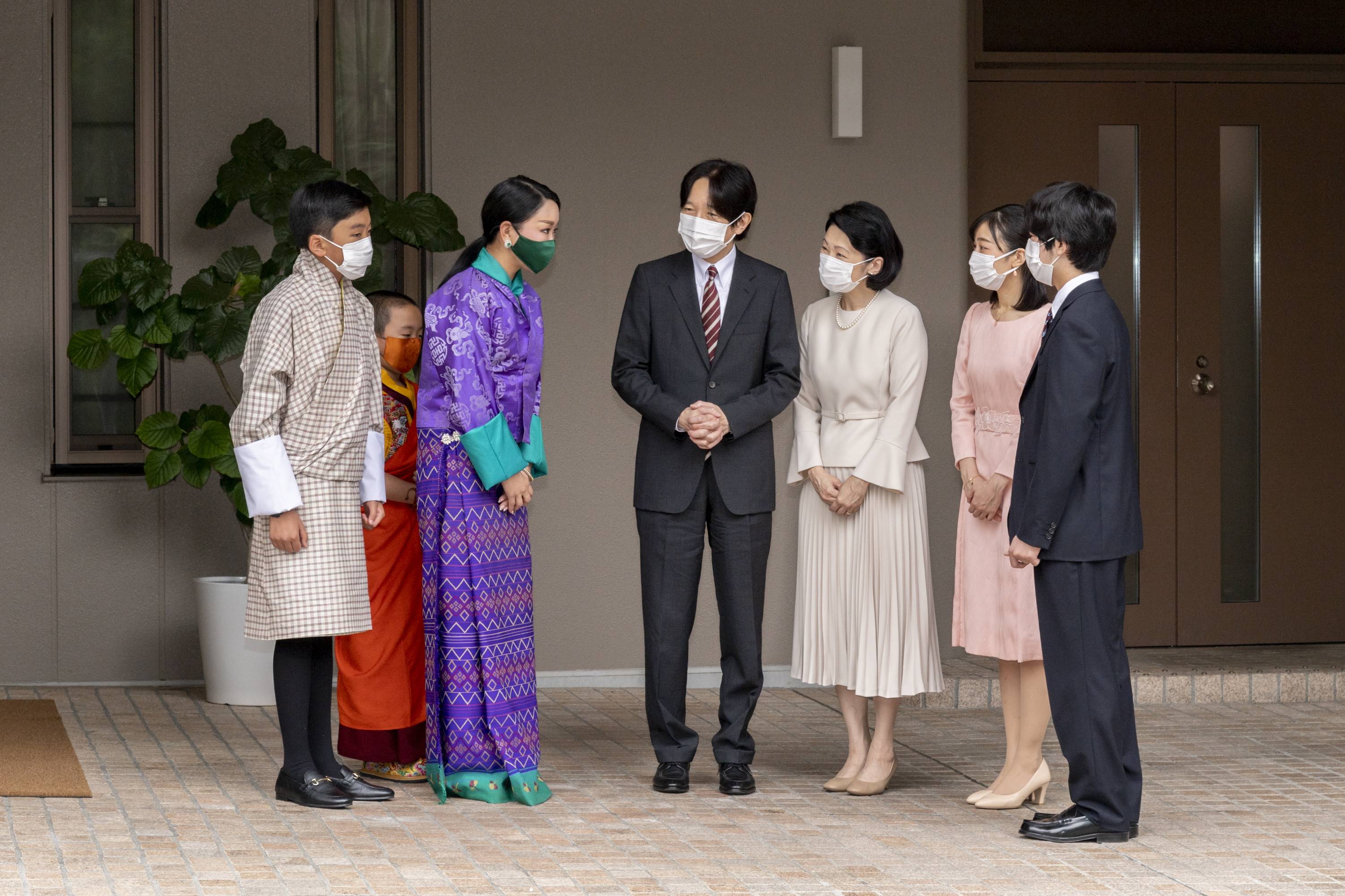 【中古】 ともしび 皇太子同妃両殿下御歌集/ハースト婦人画報社/宮内庁東宮職 Amazon.co.jp: ともしび: 皇太子同妃両殿下御歌集 : 皇太子, 皇