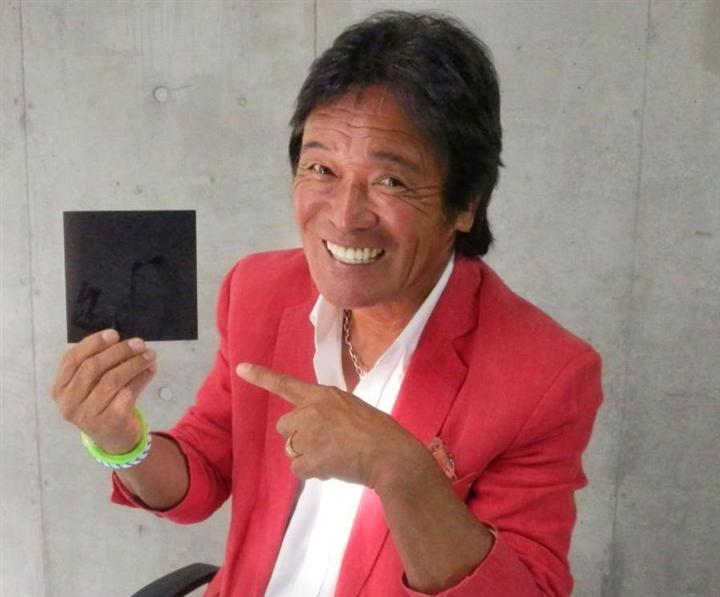 松崎しげるの アレ が黒すぎて見えない 虹色オーケストラとのコラボcdが話題 1 2ページ イザ 松崎しげるの アレ が黒すぎて見えない 虹色オーケストラとのコラボcdが話題 1 2ページ イザ