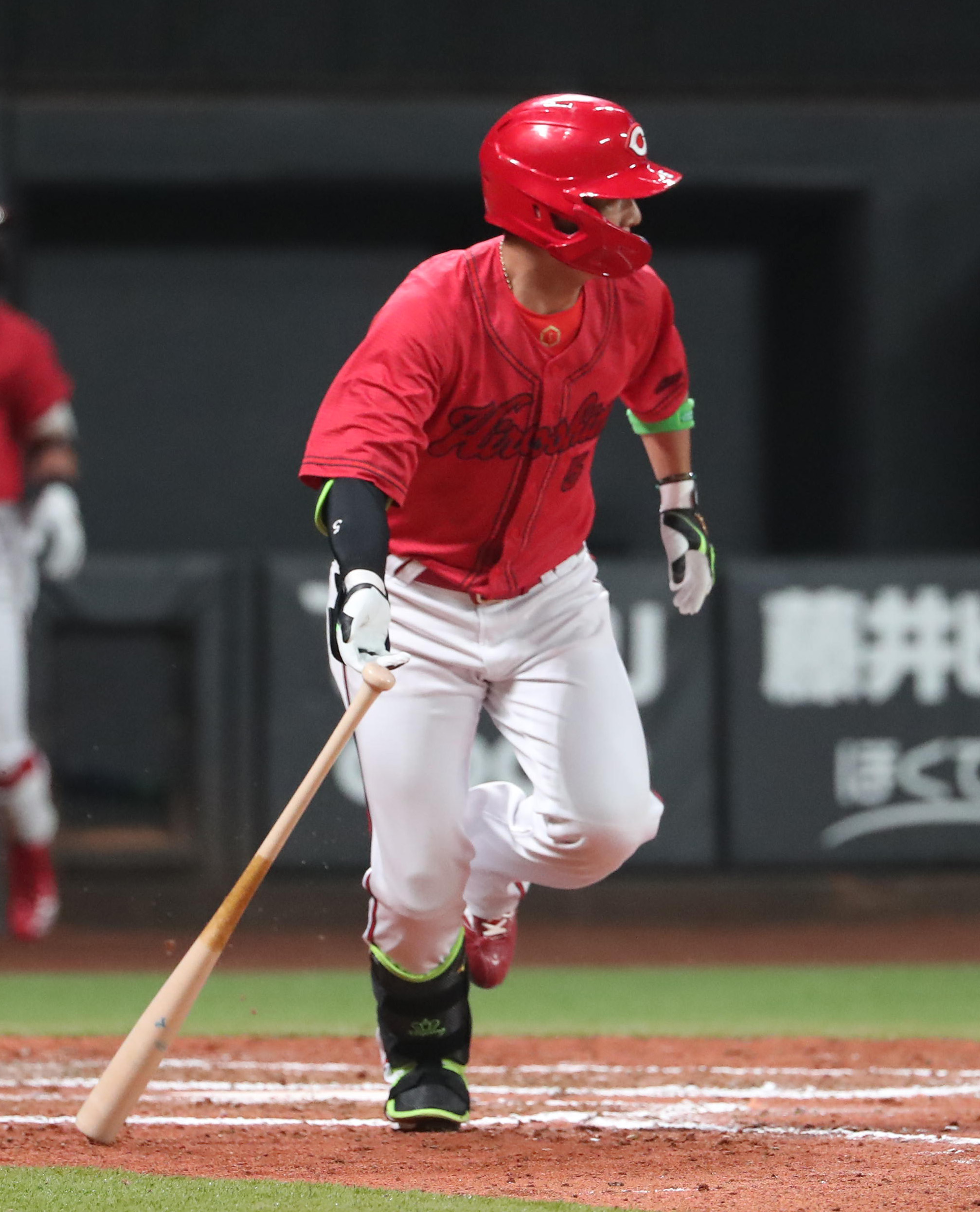 広島が逆転勝ち　八回、西川と代打・松山が連続適時打　栗林プロ初勝利