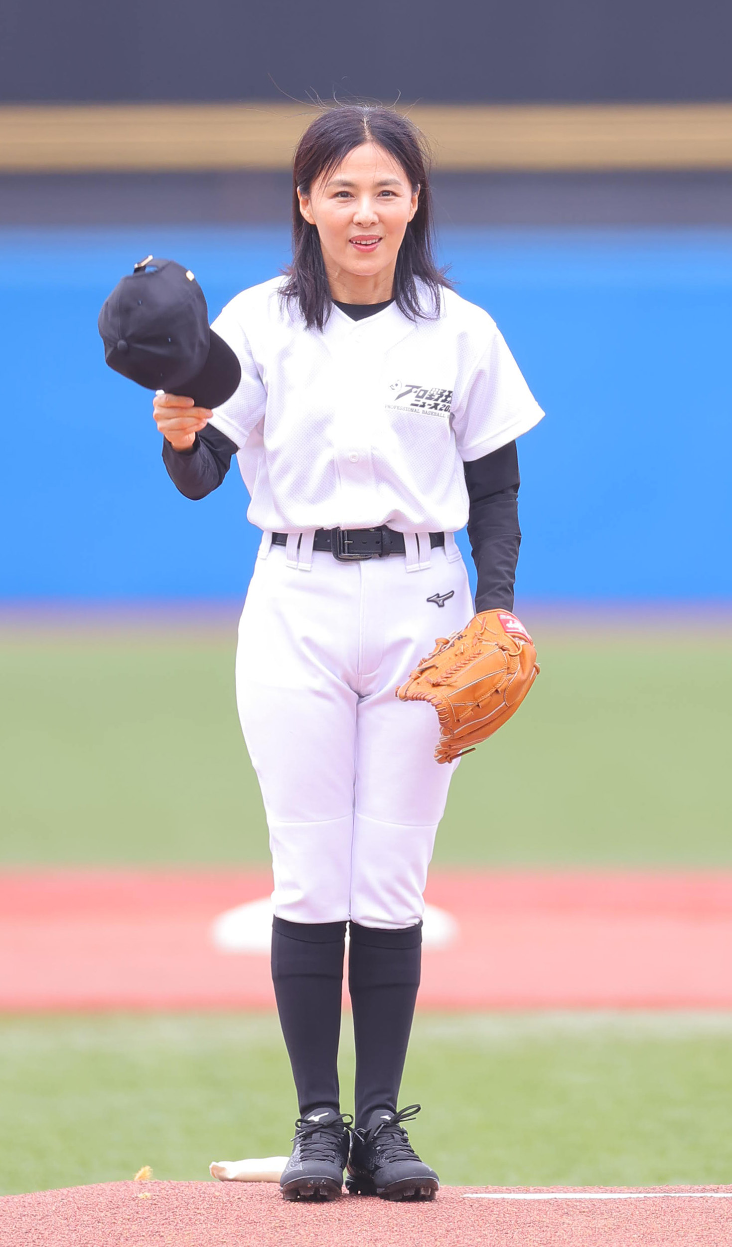 井森美幸が神宮で始球式もワンバン投球に 悔しい 白ユニ姿に特注グラブ イザ