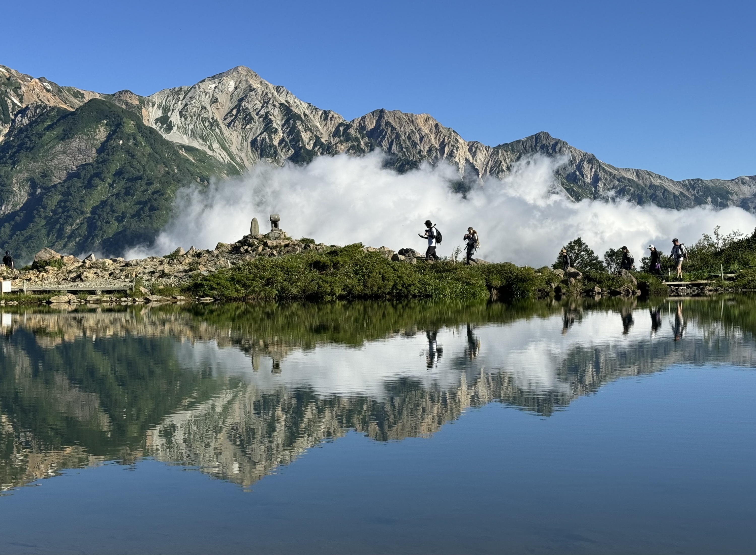 標高2060メートルの「天空の鏡」、八方池包む白雲に〝緑の島〟が