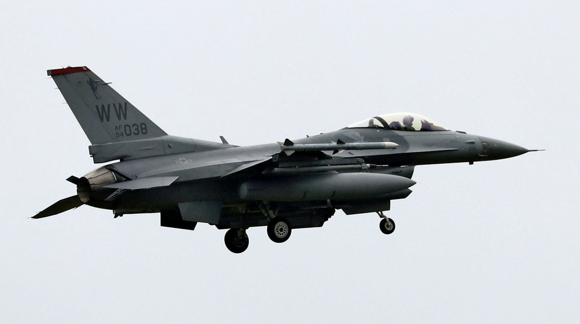 米軍F16戦闘機にトラブル発生、青森・三沢空港に着陸 一時滑走路