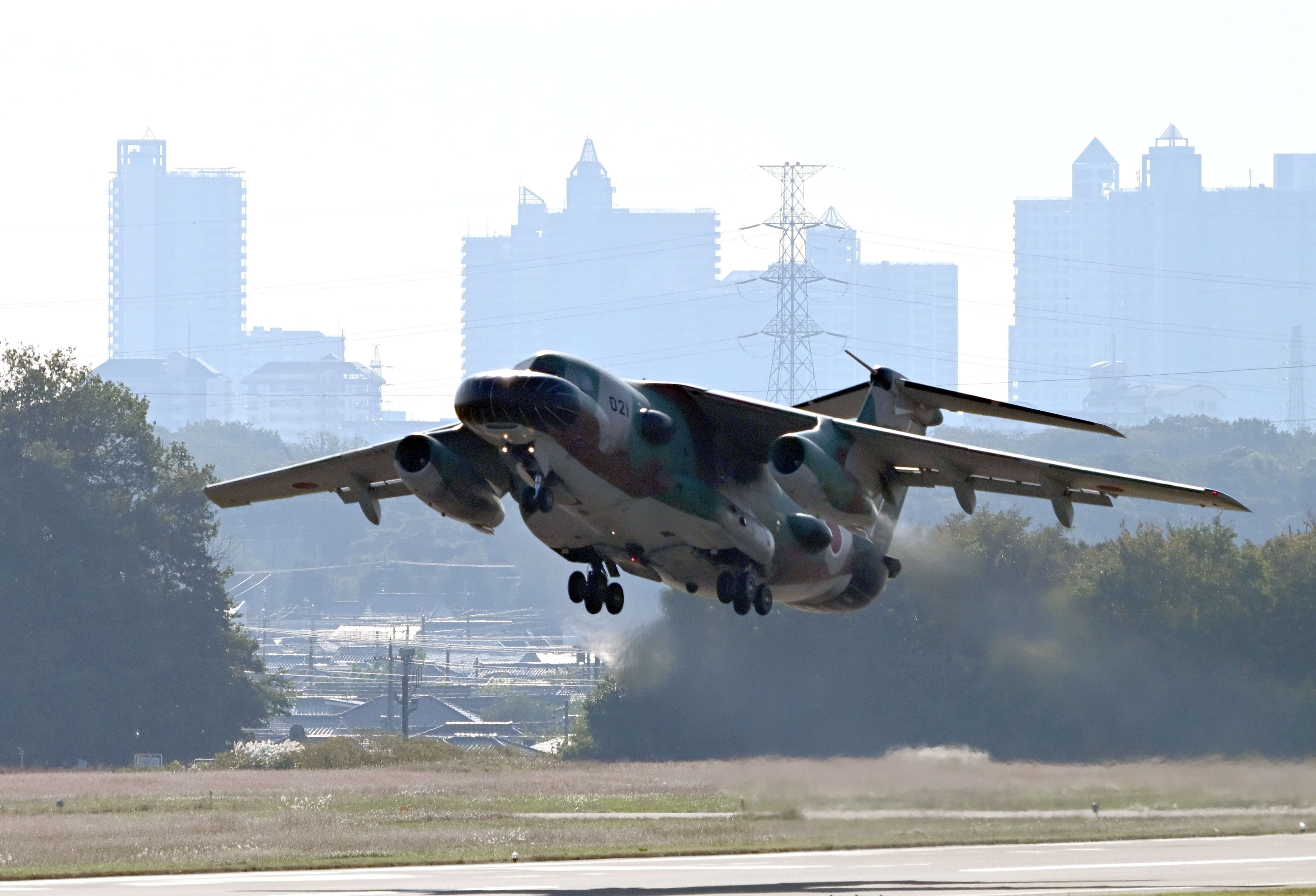 動画】入間航空祭に電子戦訓練機「EC-1」登場 ブルーインパルスに歓声