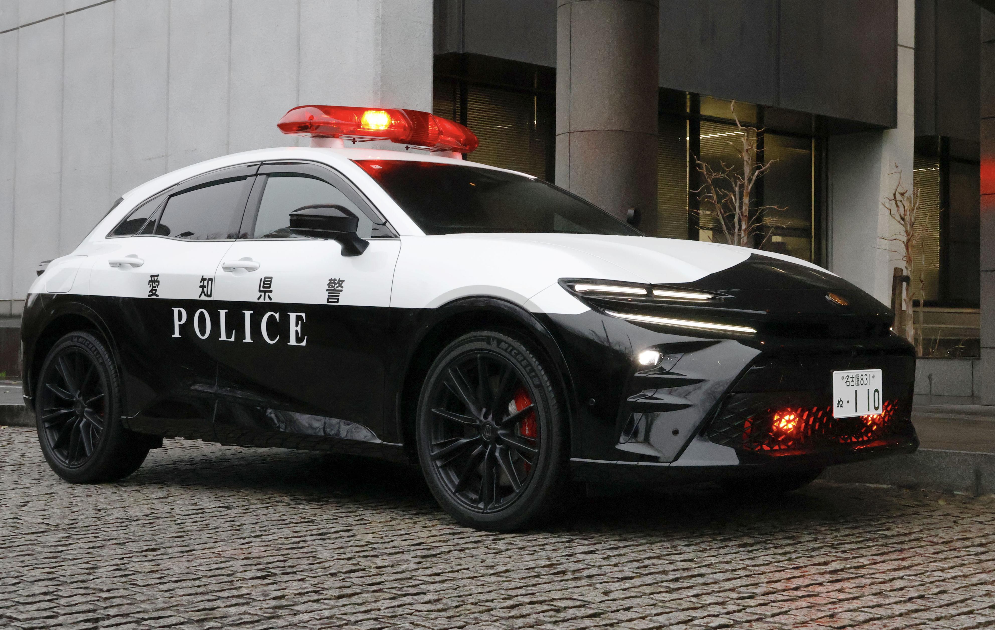 愛知県警に「クラウンスポーツ」PHVパトカー寄贈、全国初 車からの電力