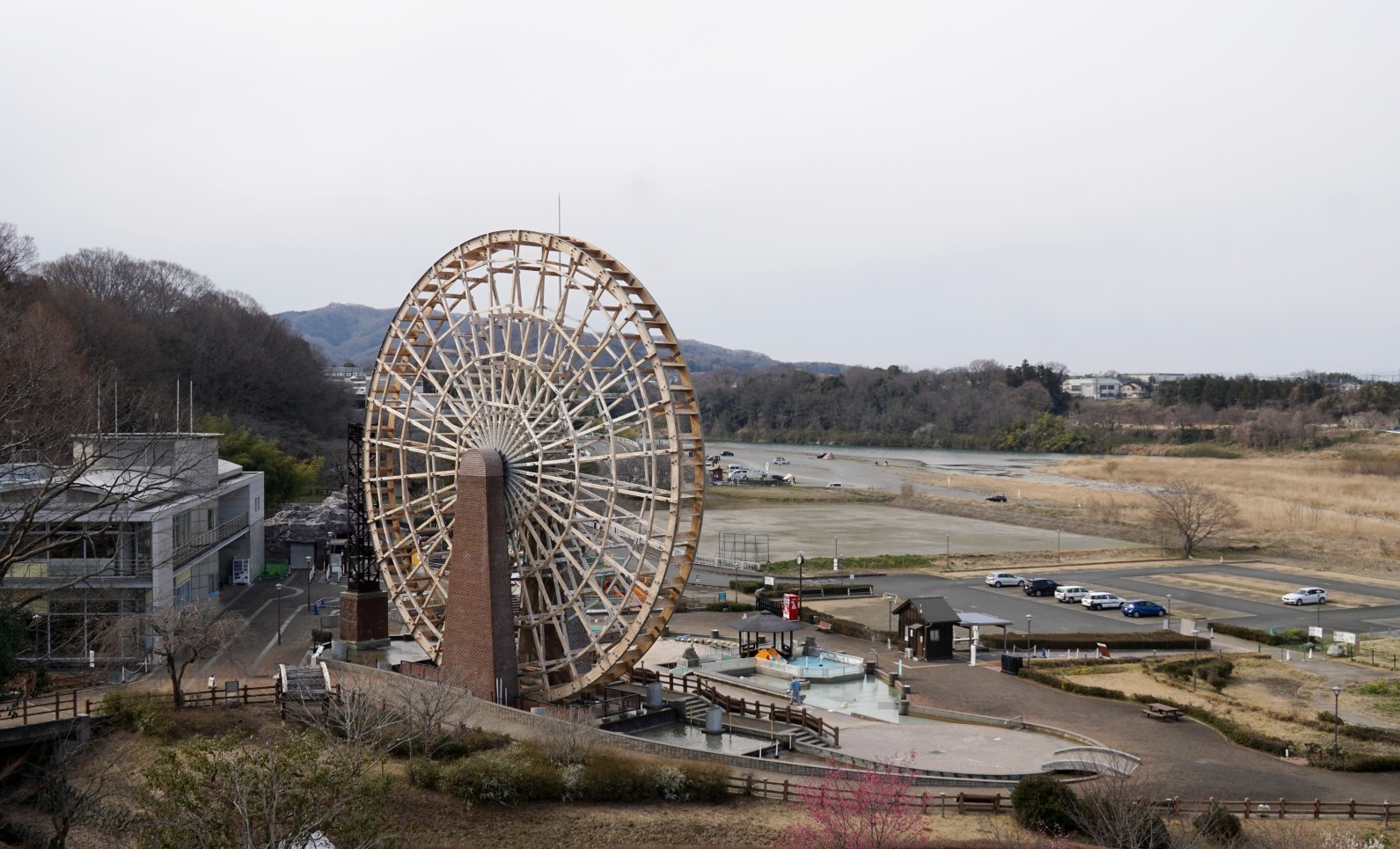 観覧車？日本一の「大水車」がシンボル 埼玉県立川の博物館 埼玉「館