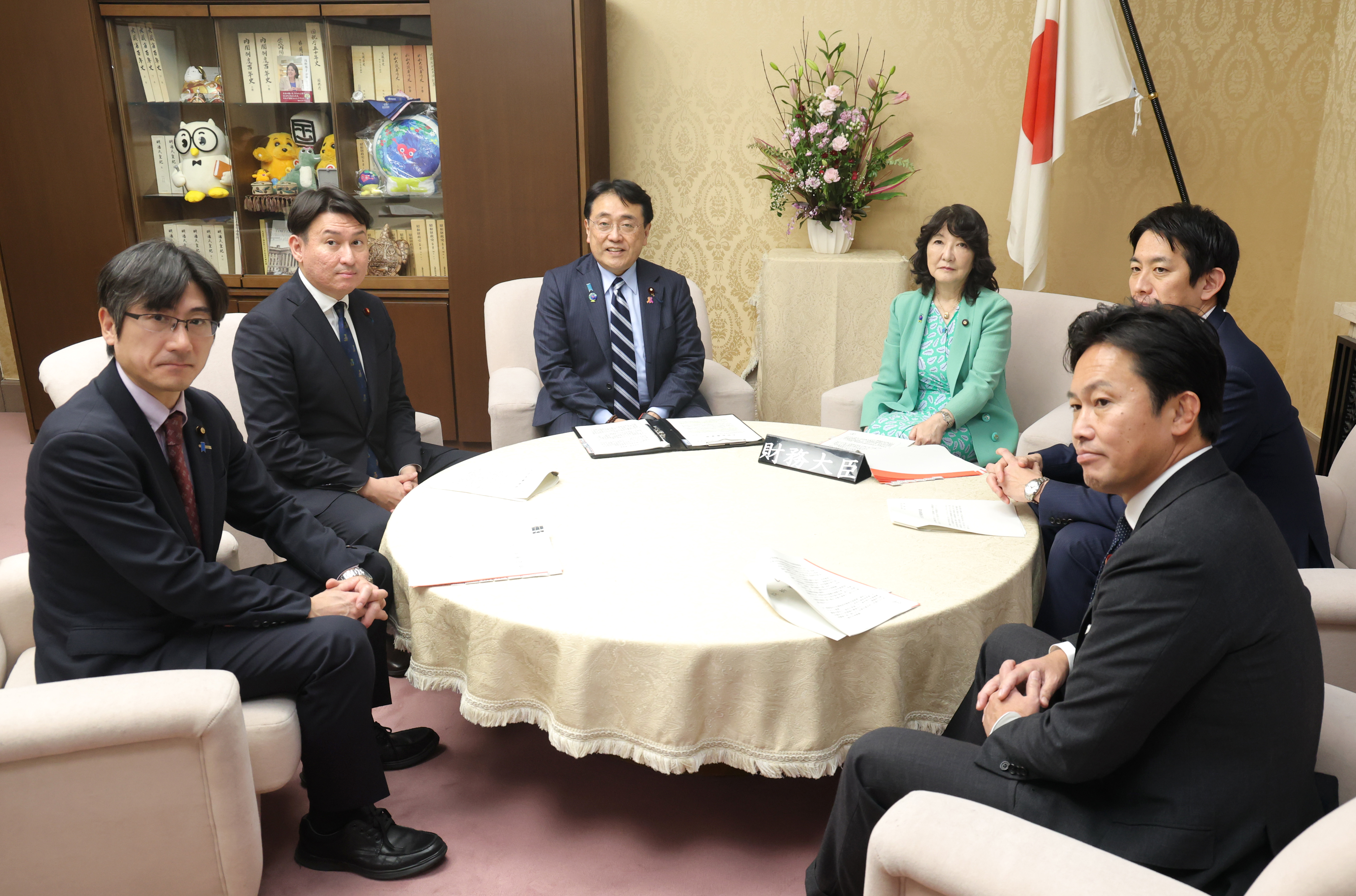 対米投資実行へNEXIに交付国債 赤沢経産相、片山財務相と8年度予算案の