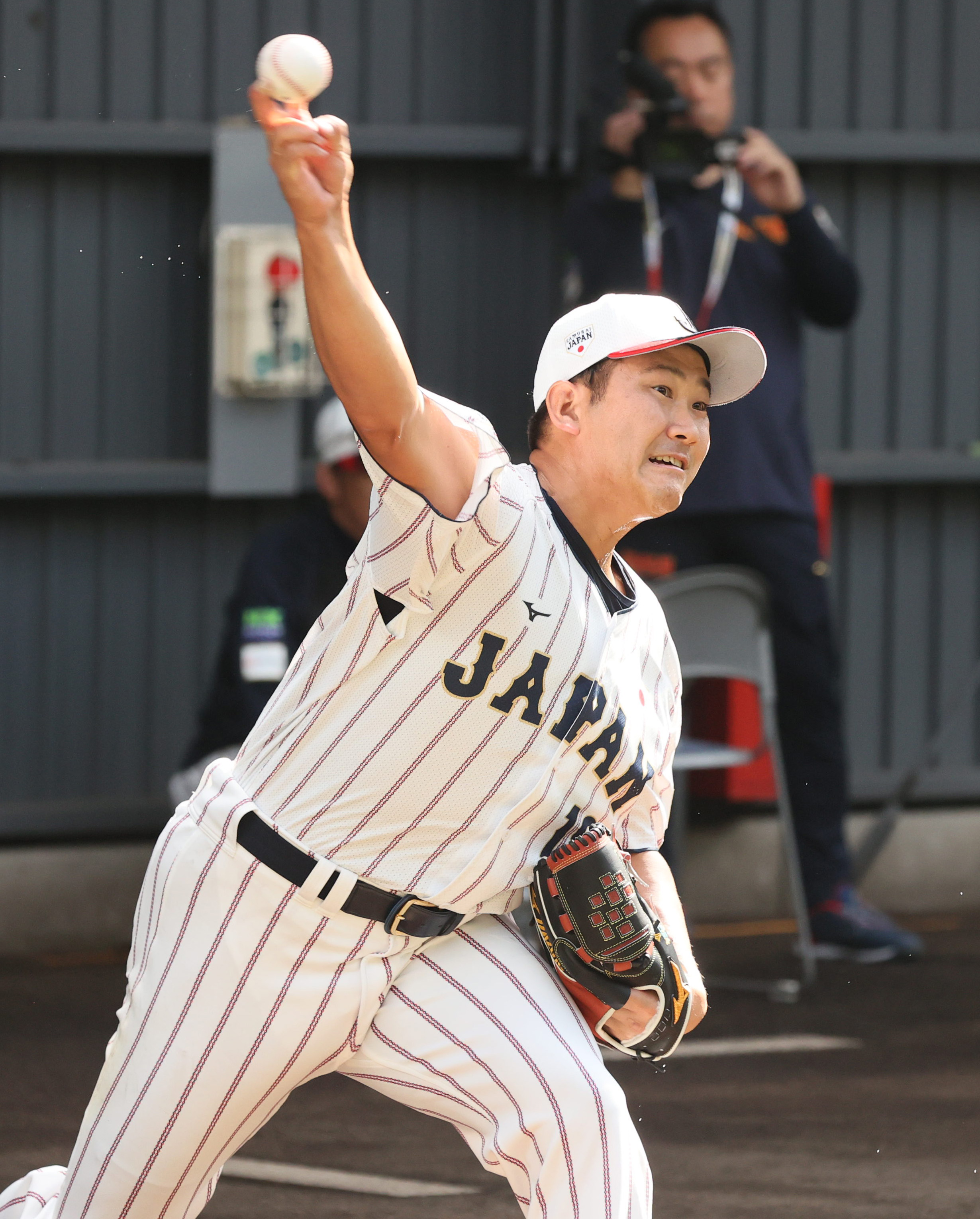 侍ジャパン・菅野智之が巨人・小林誠司と再会 「スガコバ」コンビで2