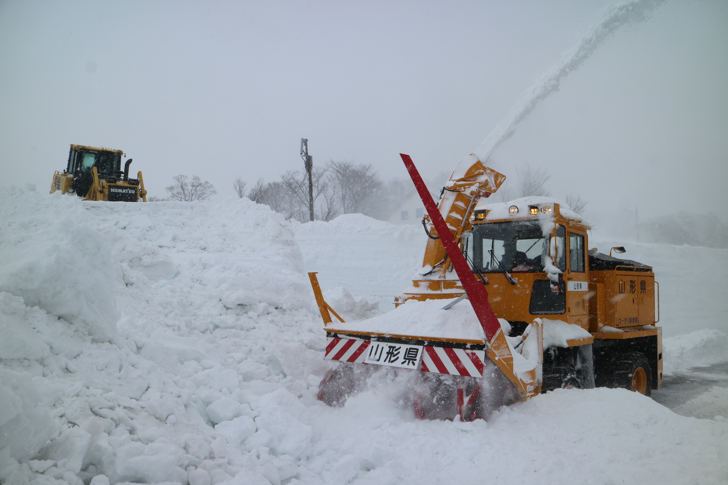 高さ6メートル、雪の回廊が出現 山形・月山で夏スキーに向け除雪順調
