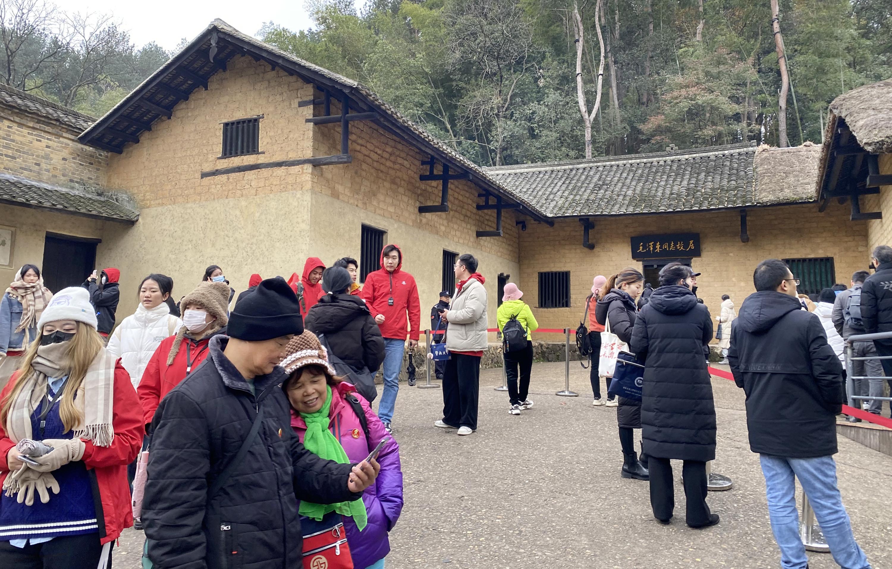 毛沢東を意識し権威強化狙う習近平政権 生誕130年、党員らの訪問で