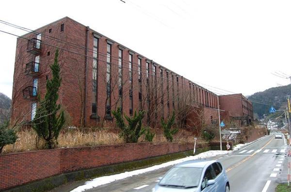 なぜここに駅が 玄武洞駅 のミステリー 豊田商事物件と噂の廃虚ビルは何を語る 観光名所は川向こう 1 4ページ 産経ニュース