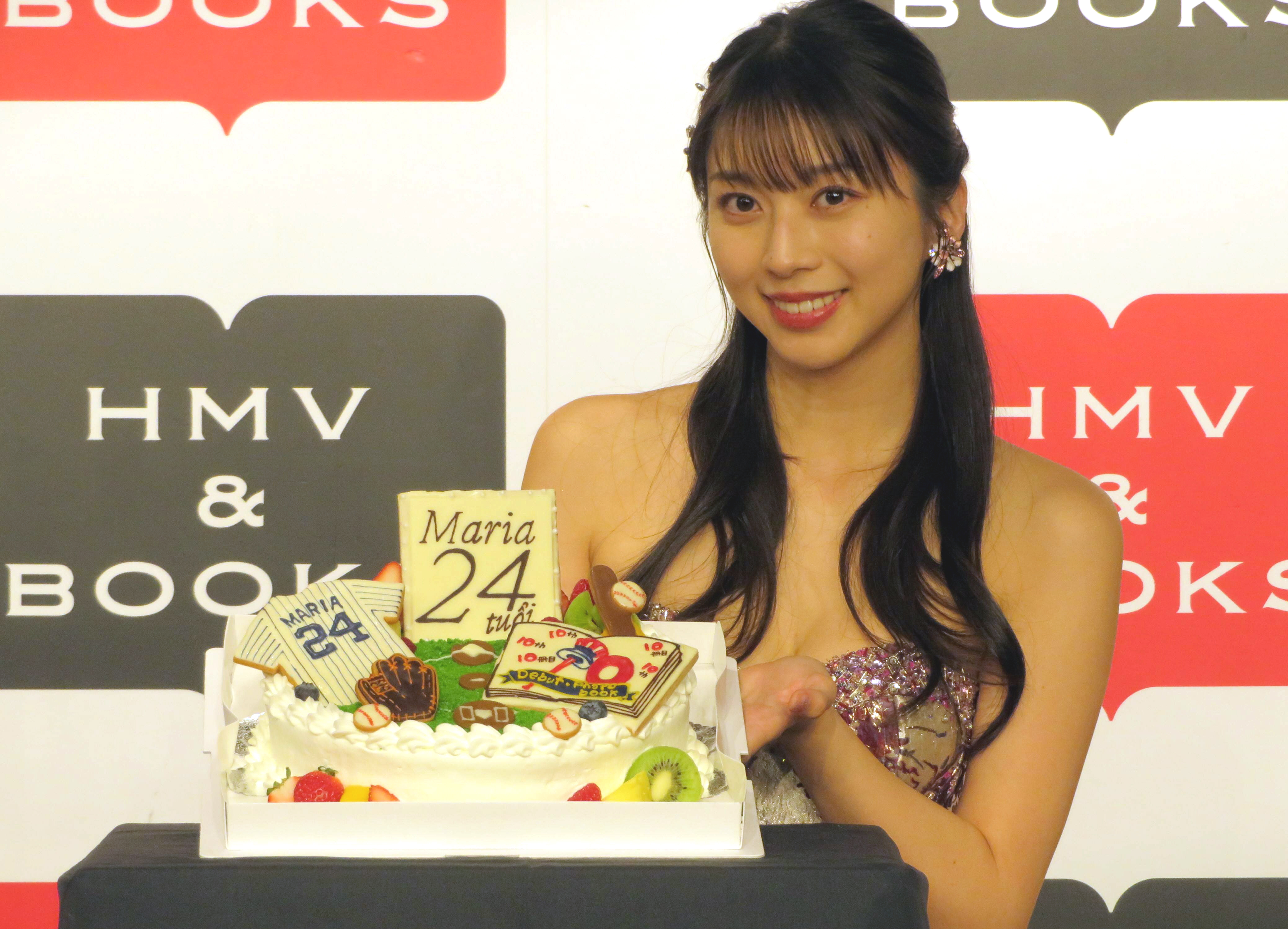 モーニング娘。牧野真莉愛、脚線美見せつけたミニスカで登場 ジャッジ