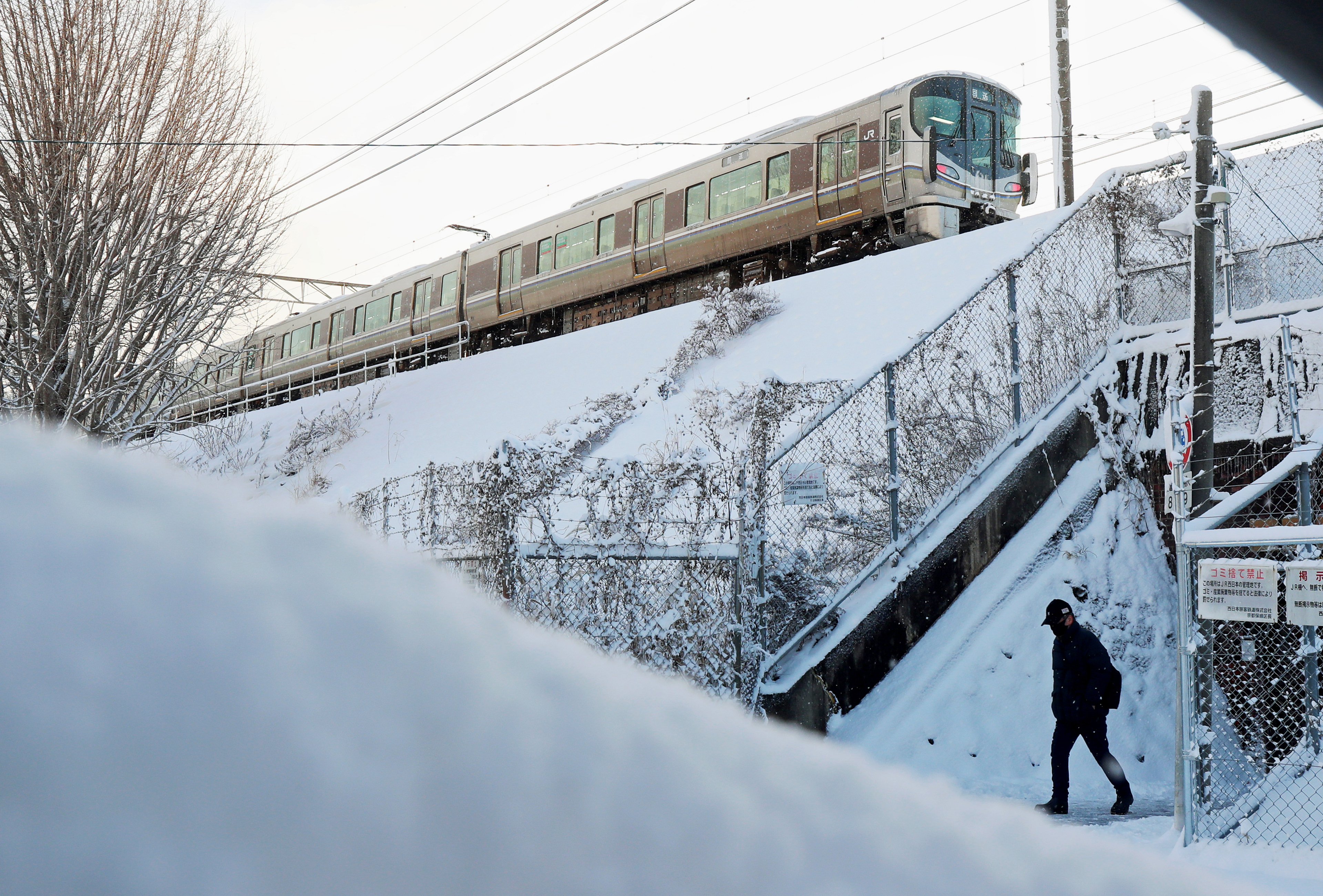 JR西日本 立ち往生の列車内に8時間すし詰め 雪道歩き、体震わせる乗客