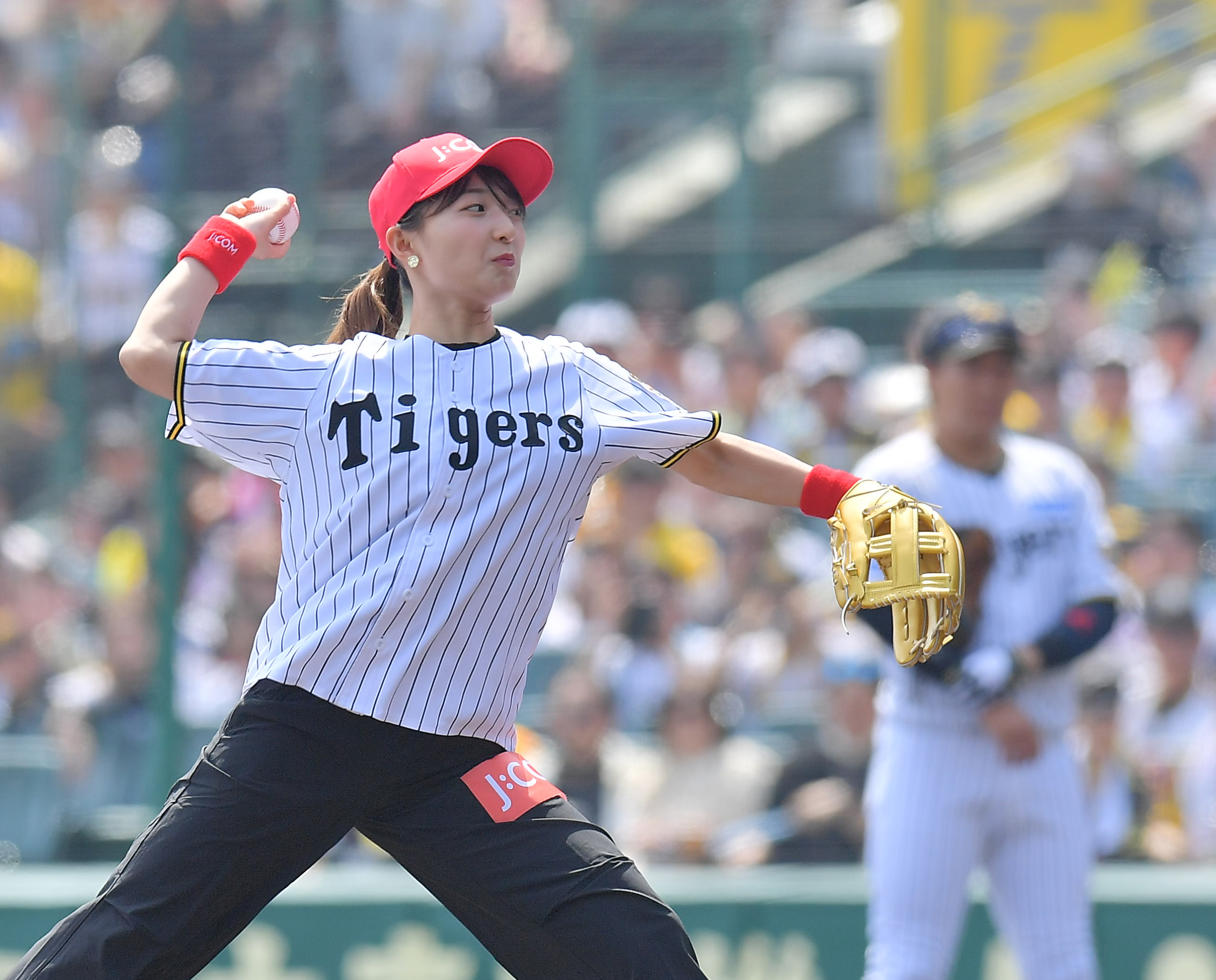 五輪と同じぐらい緊張」フィギュア坂本花織が甲子園で始球式 背番号は
