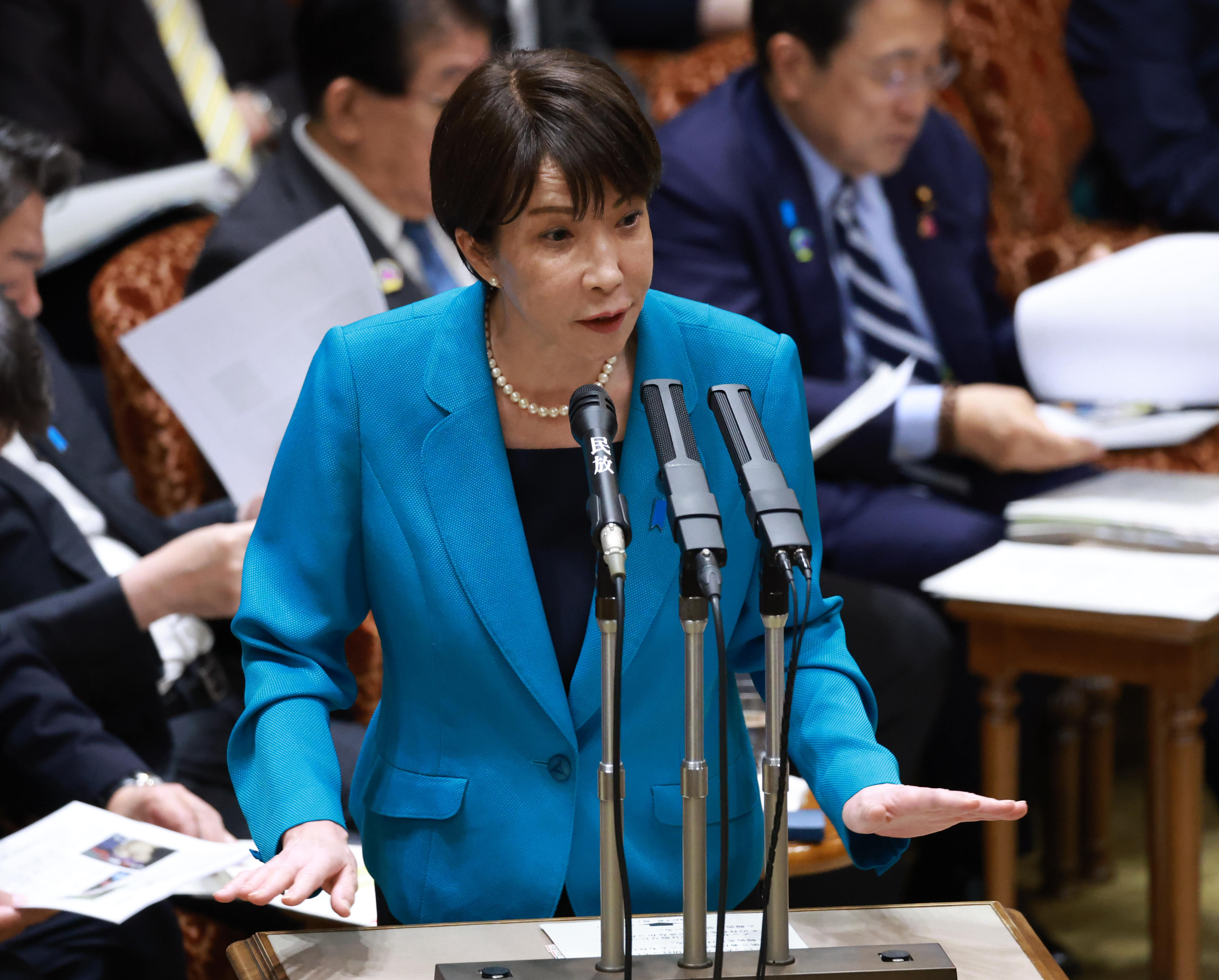 週刊誌報道で国会質問「楽な商売」食料品消費税ゼロ、衆院比例45削減を