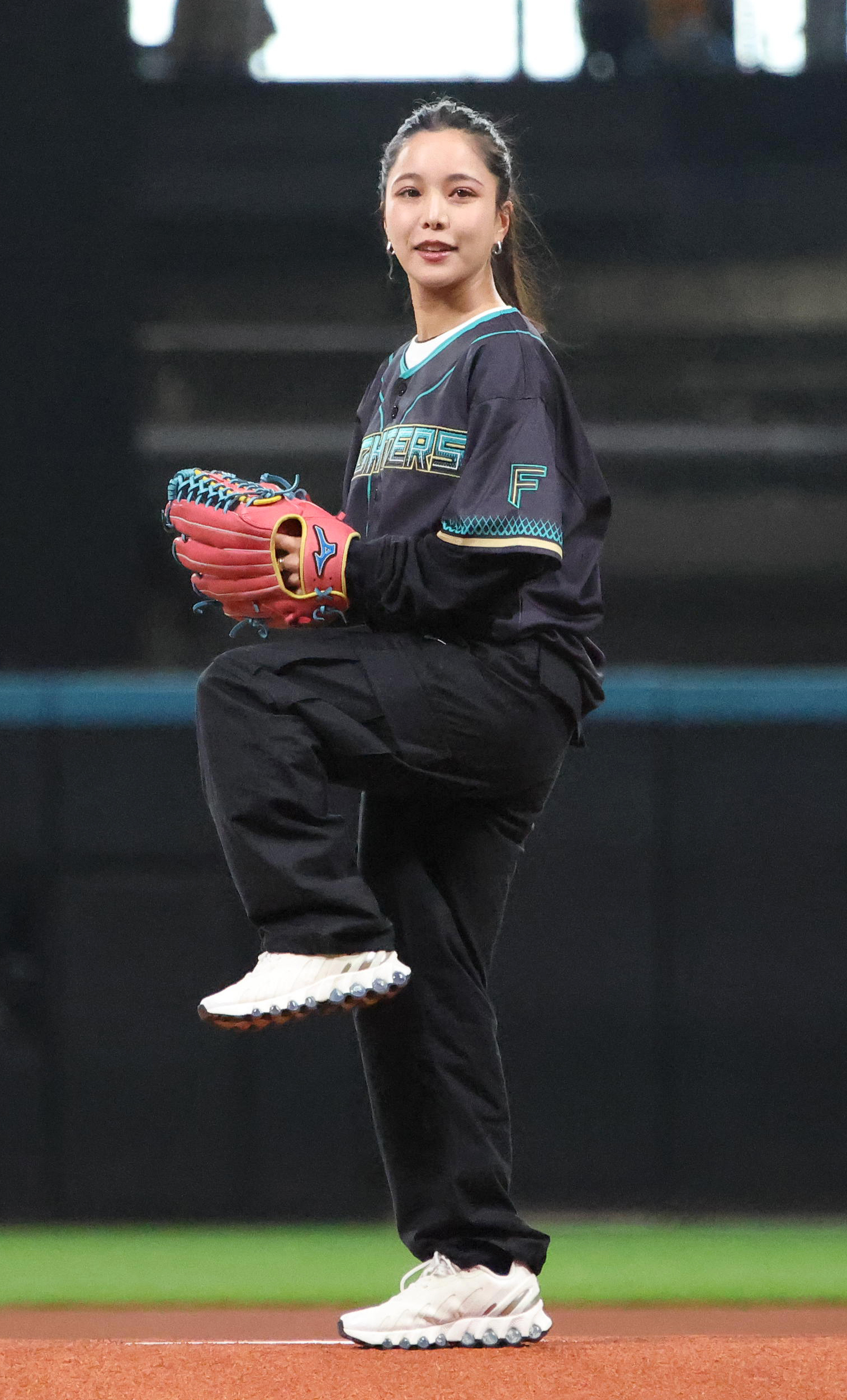 ジャンプ高梨沙羅さんエスコンで始球式 ワンバウンドに「すごく悔しい