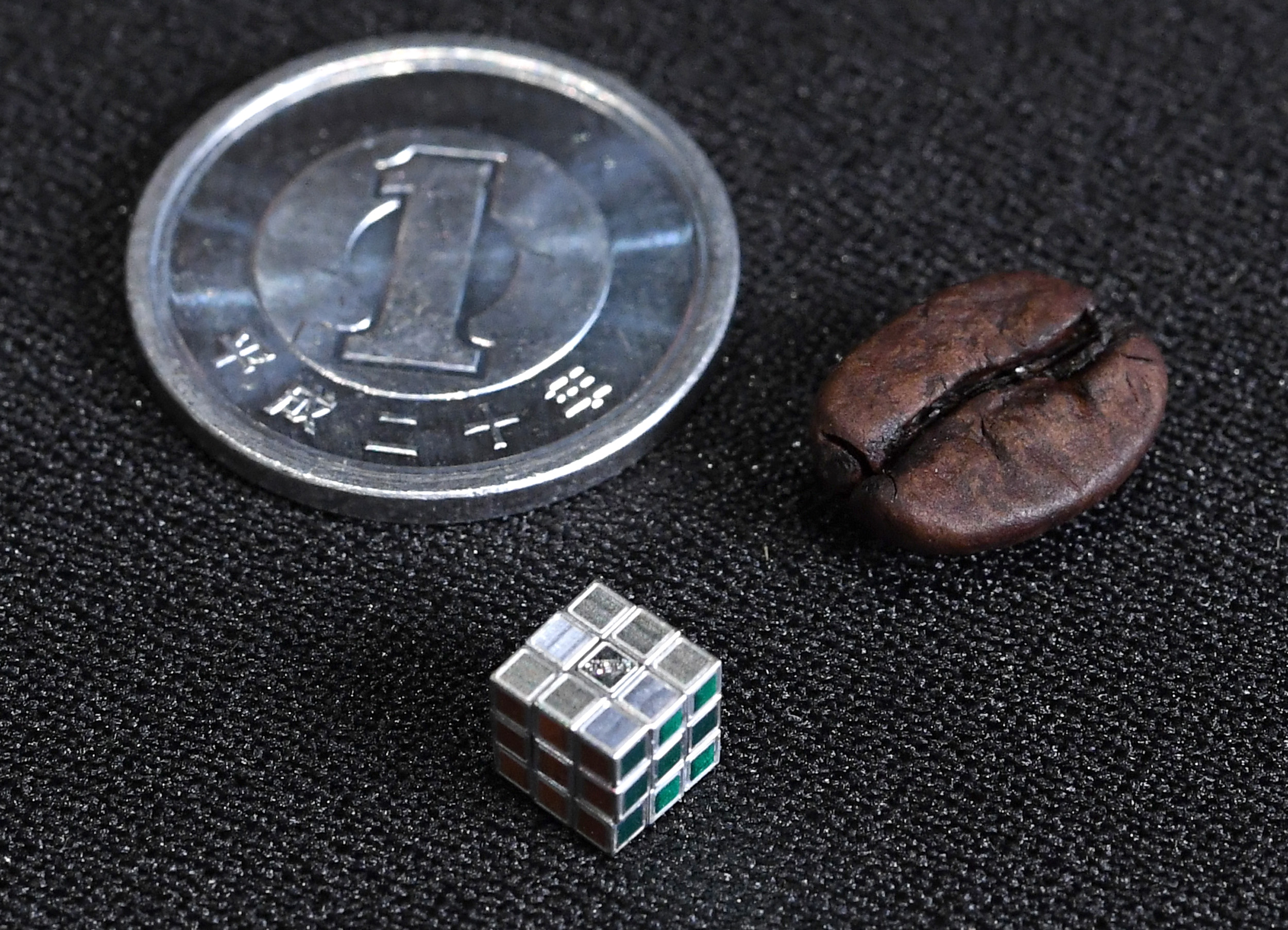 世界最小ルービックキューブを発表 各辺約5ミリ、50周年で開発 価格77 