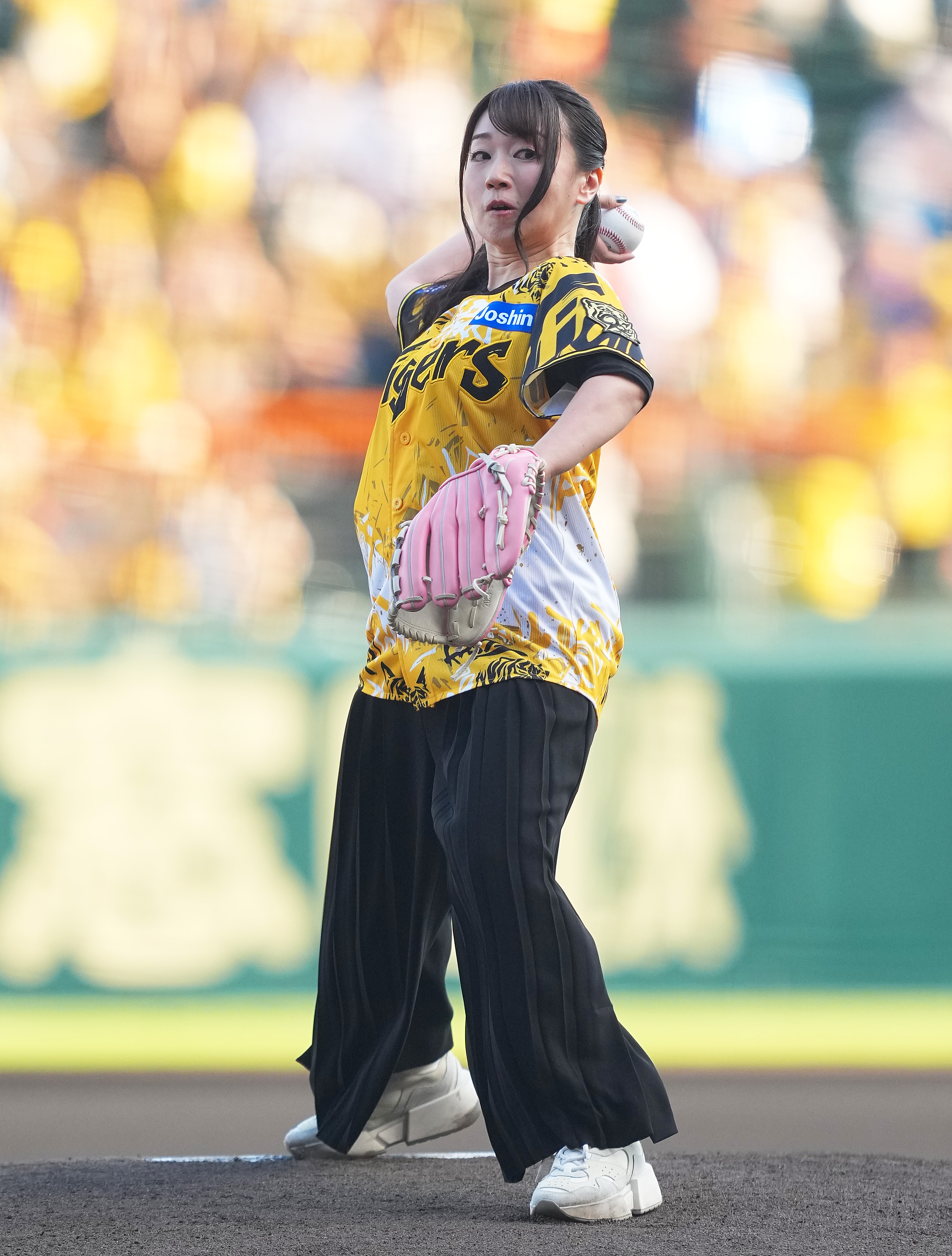 水樹奈々、阪神戦でファーストピッチセレモニーに登場「自分のライブ