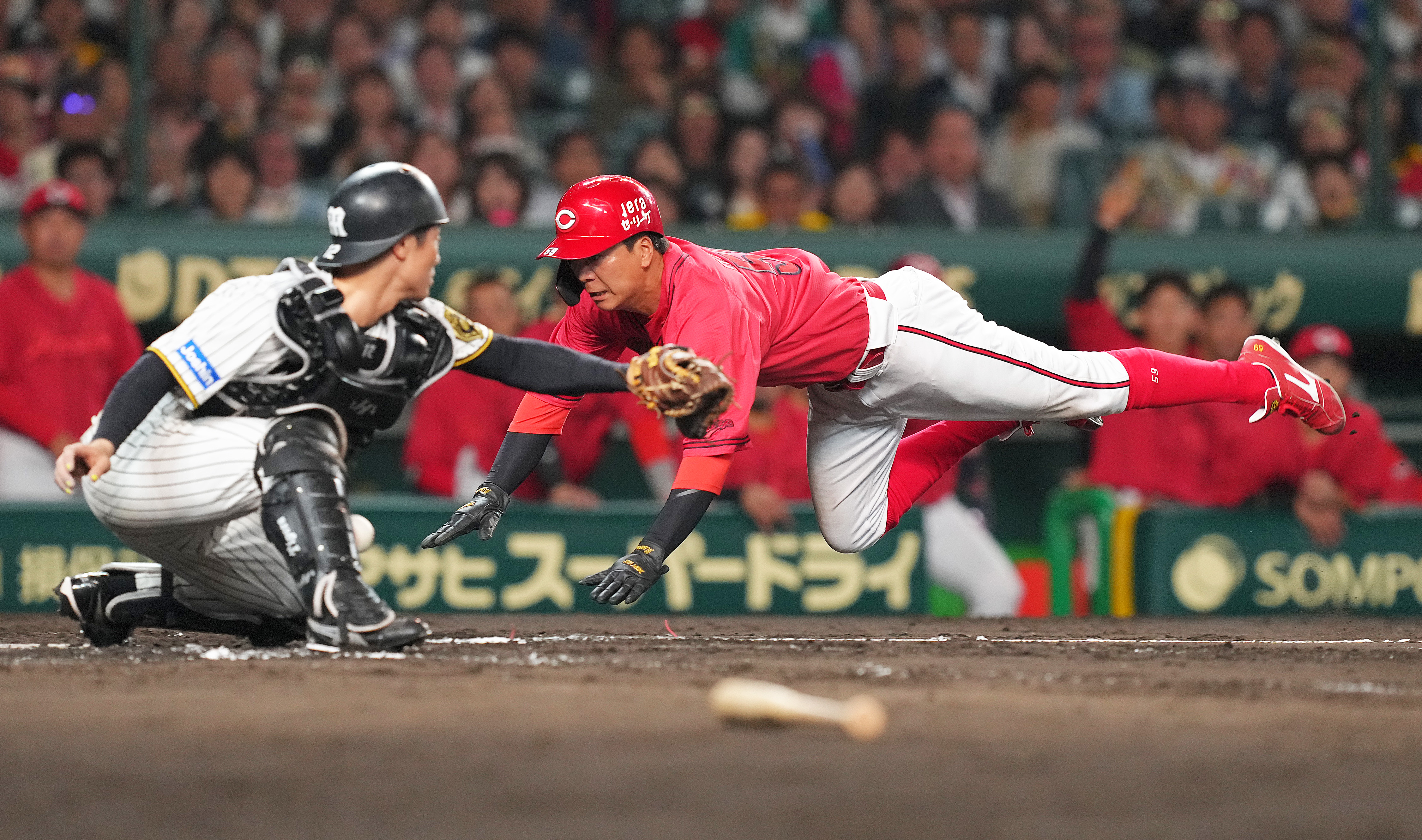 広島、4・21以来の首位浮上 因縁対決…ピリピリムードも〝大盛〟り