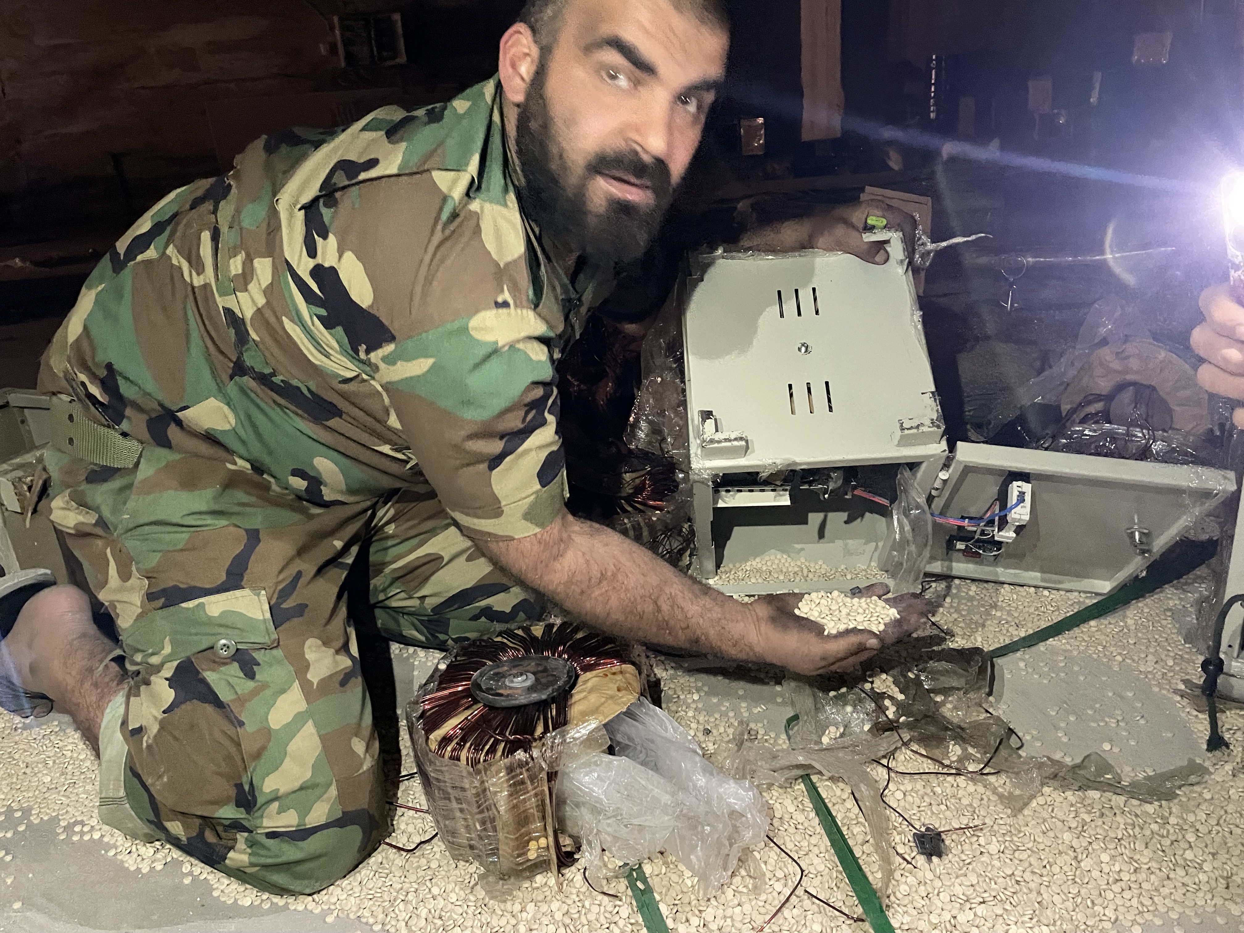 実物 アサド政権 シリア軍 陸軍 大尉 肩章 シリア首都郊外に「秘密工場」 アサド政権の麻薬ビジネス明るみに