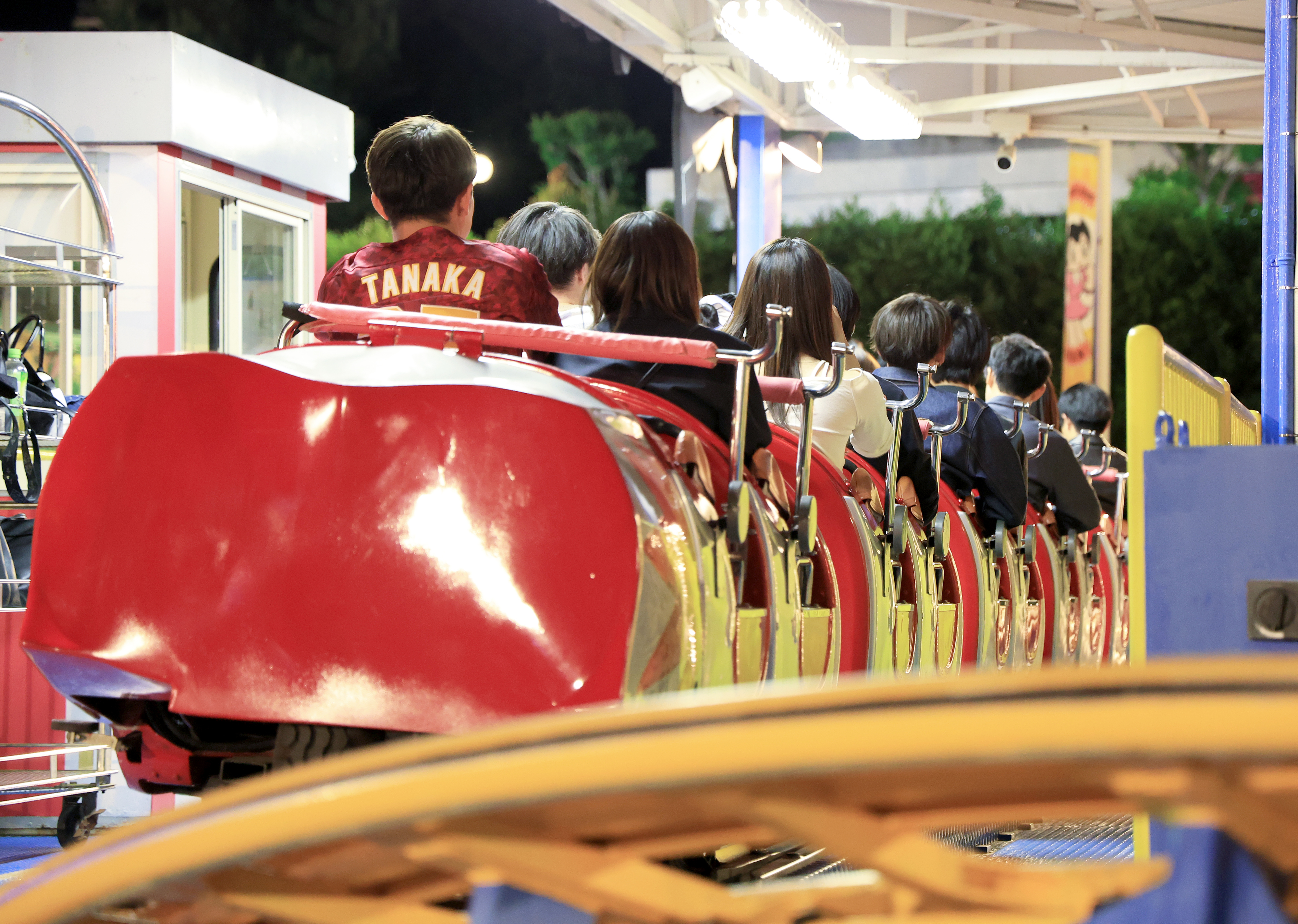 夜の遊園地で大規模合コン 男女4000人が参加、アトラクションは「異性 