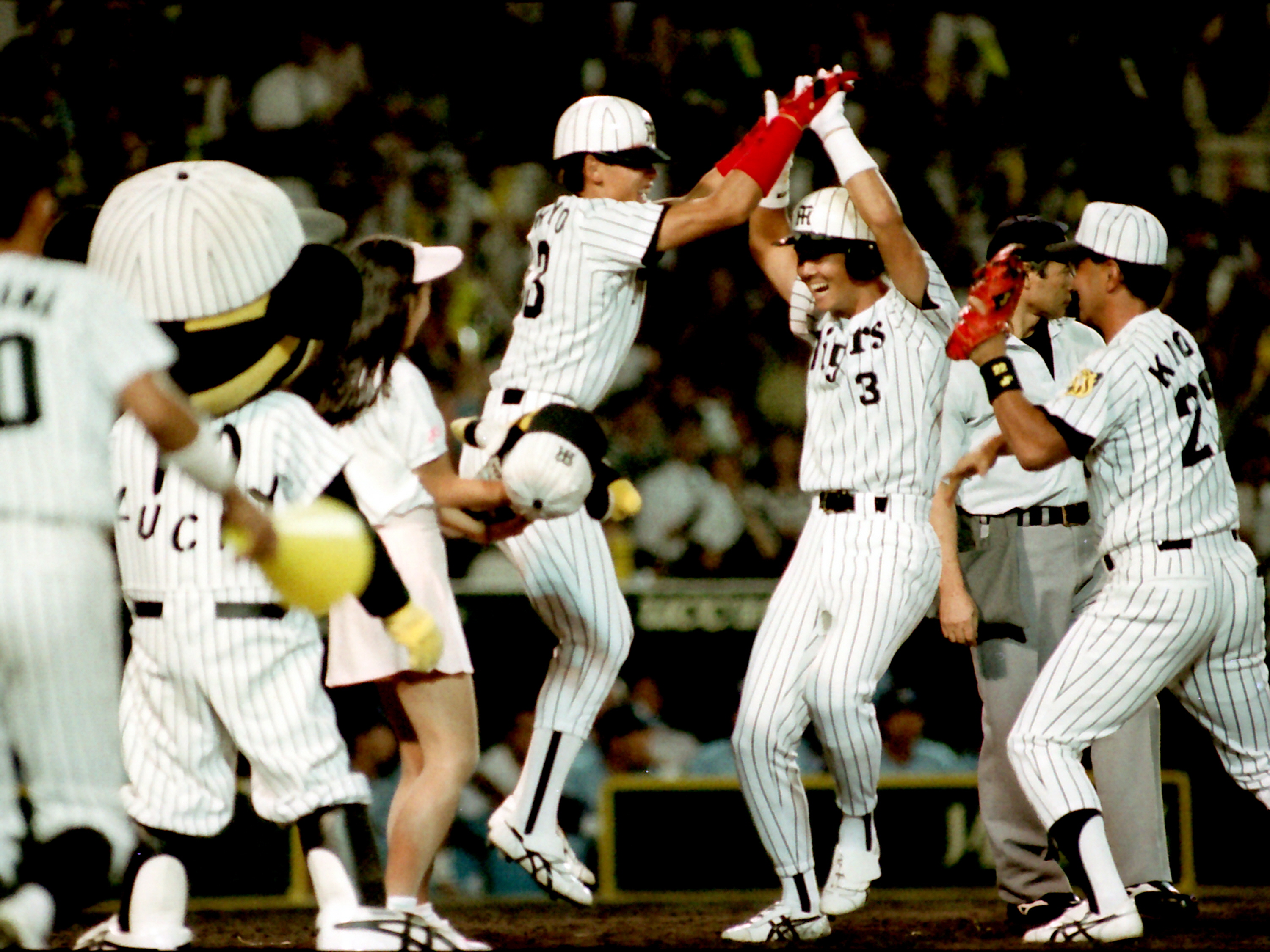 プロ野球風雪 30年 の夢 幻」が生んだ6時間26分のプロ最長試合、八木裕のサヨナラ弾で37