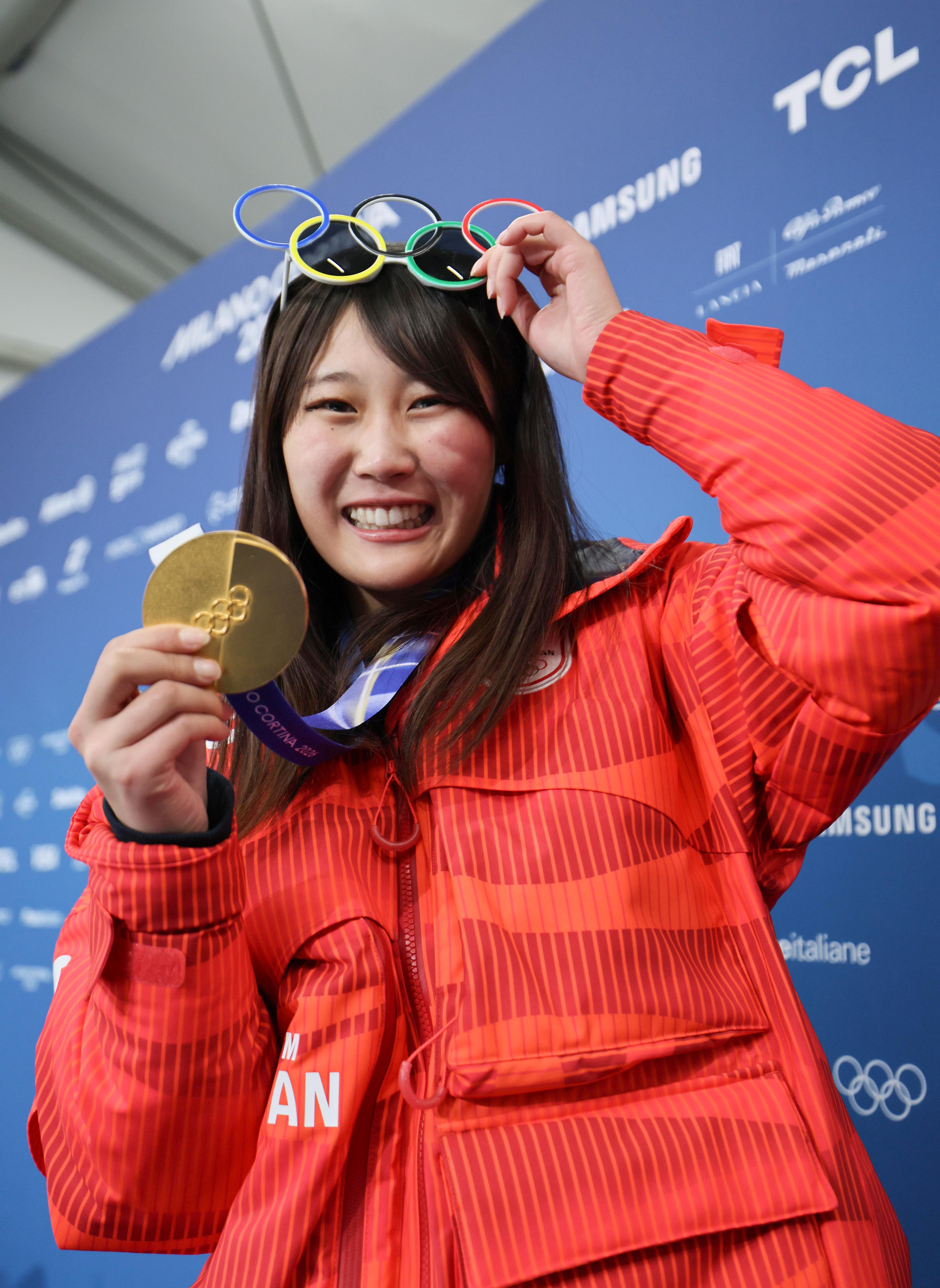 <やっちゃん> 小さな金塊メダル 成分分析済 男女金のビッグエア、新たな「お家芸」に 〝日本発〟のスノボ充実施設