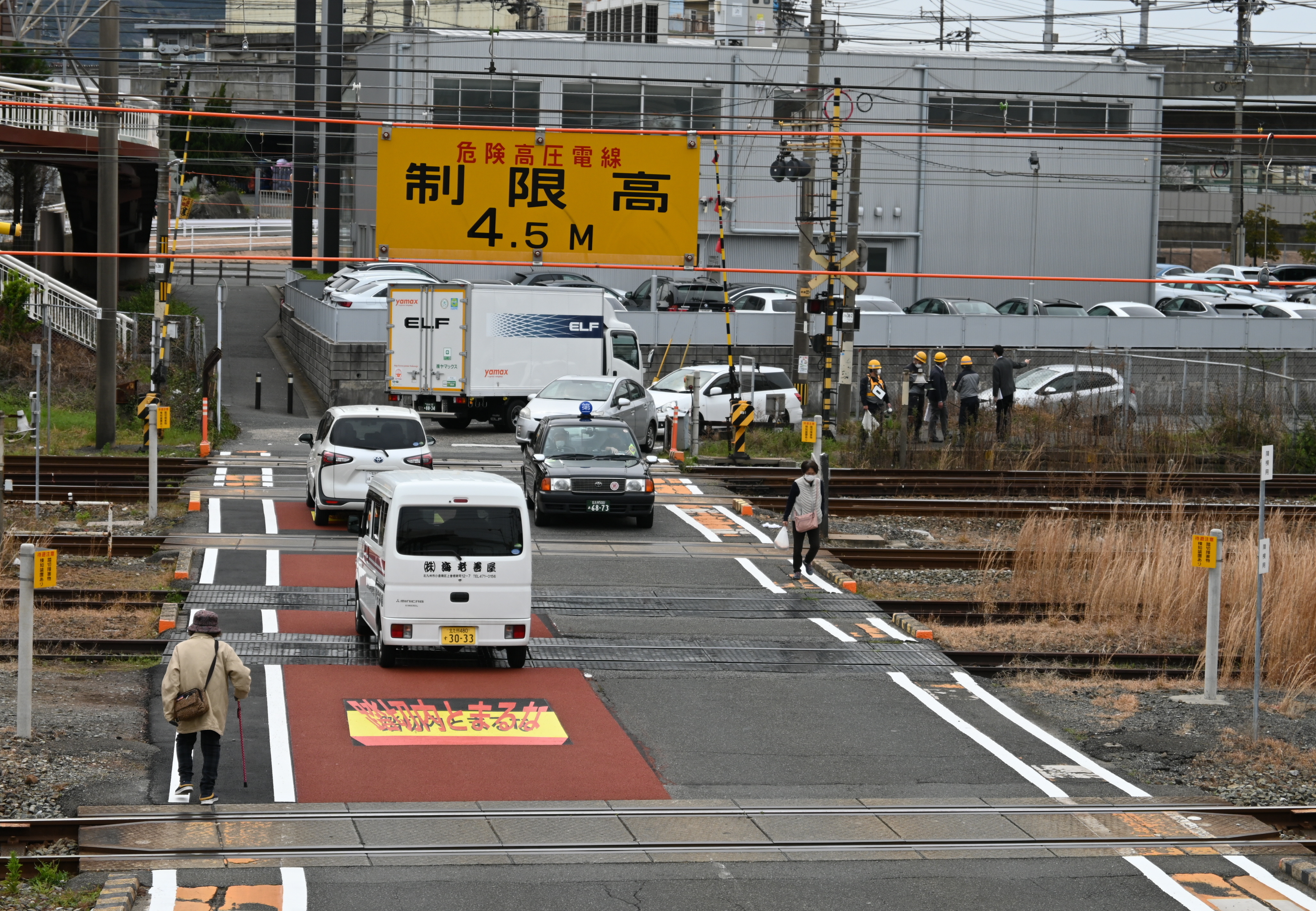 踏切内事故を防げ ｊｒ九州が３ｄ路面表示初導入 産経ニュース