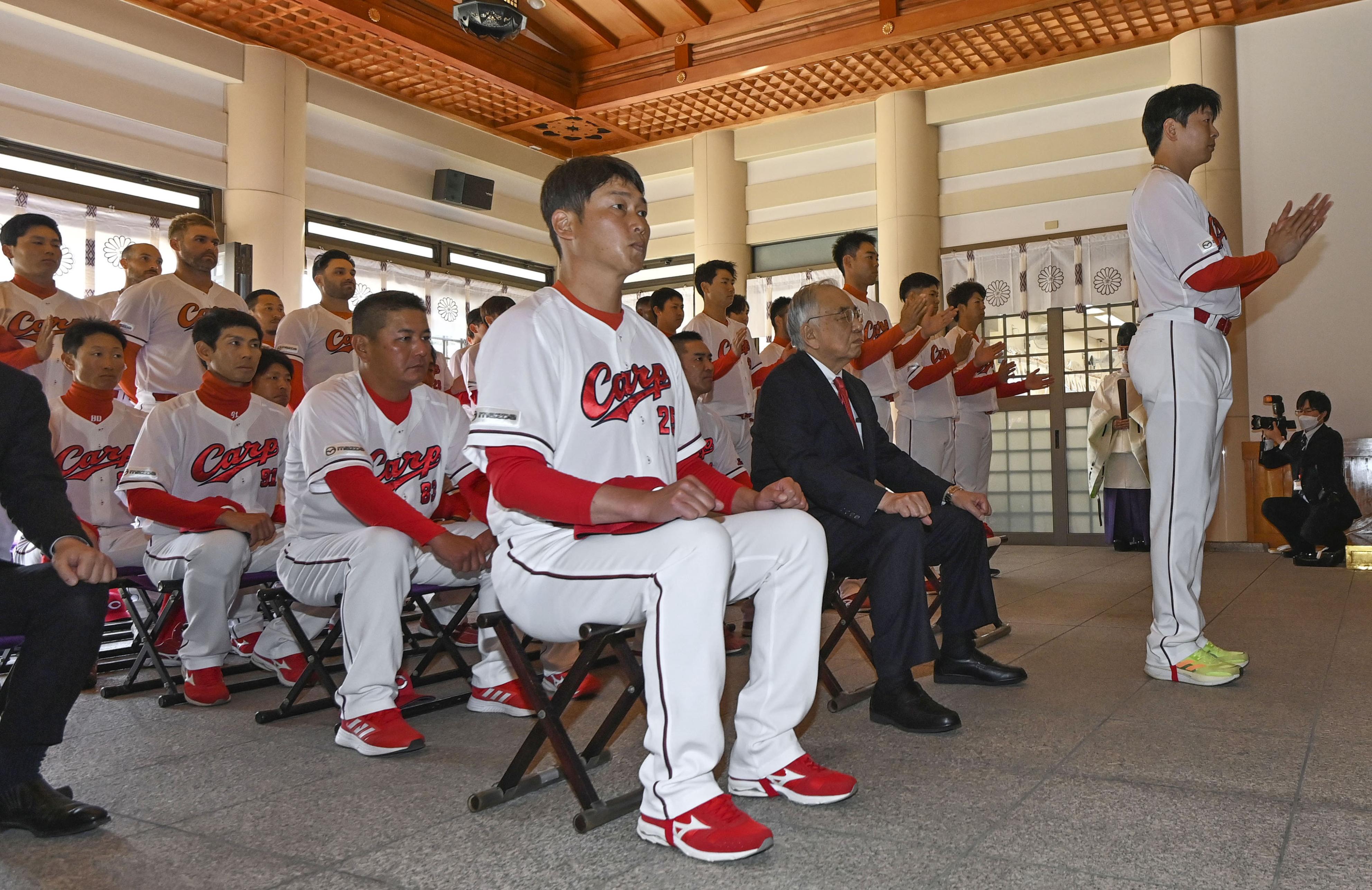 広島が必勝祈願　開幕投手の大瀬良は絵馬に「日本一」と記す